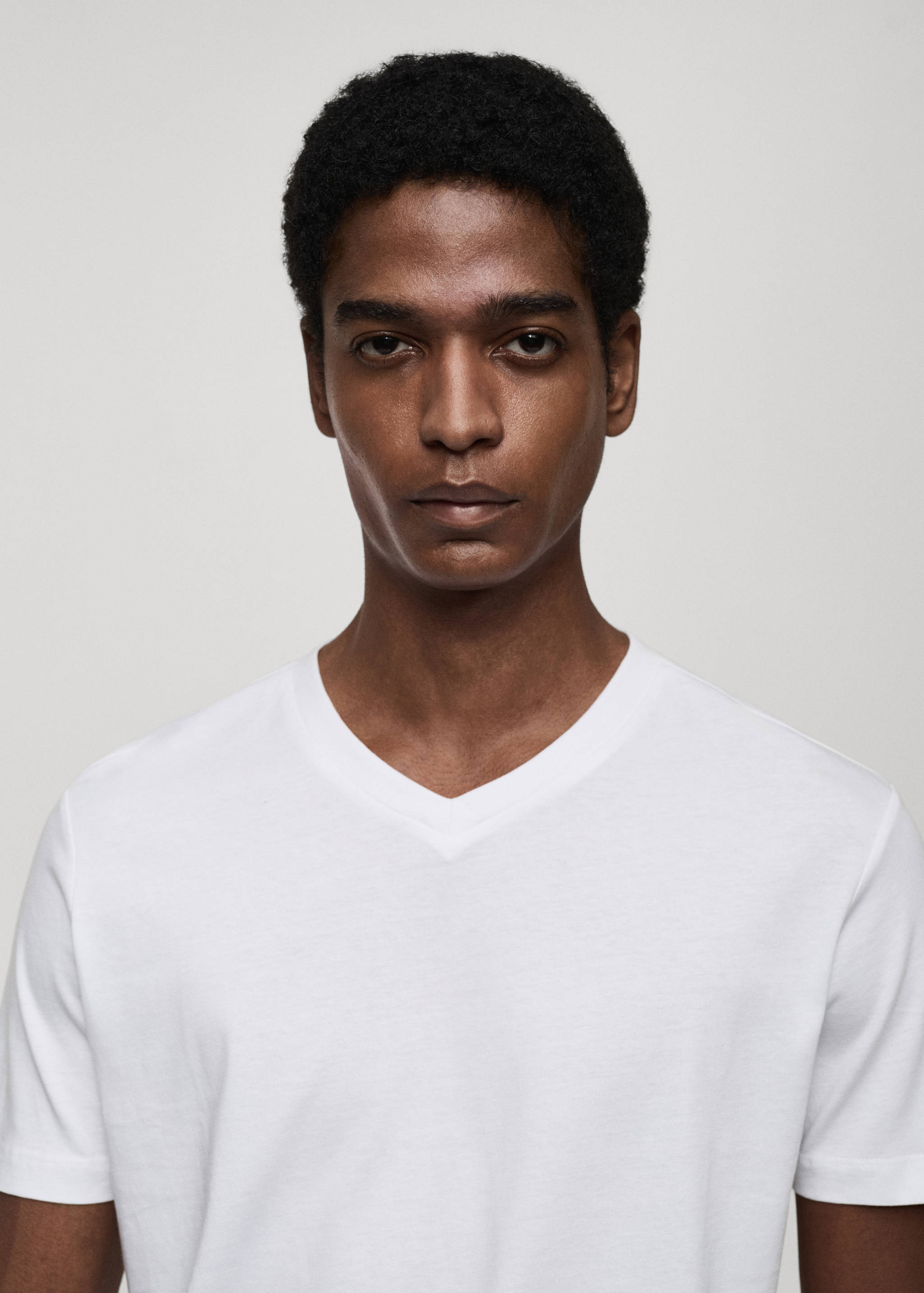 T-shirt col en V slim-fit 100 % coton - Détail de l'article 1