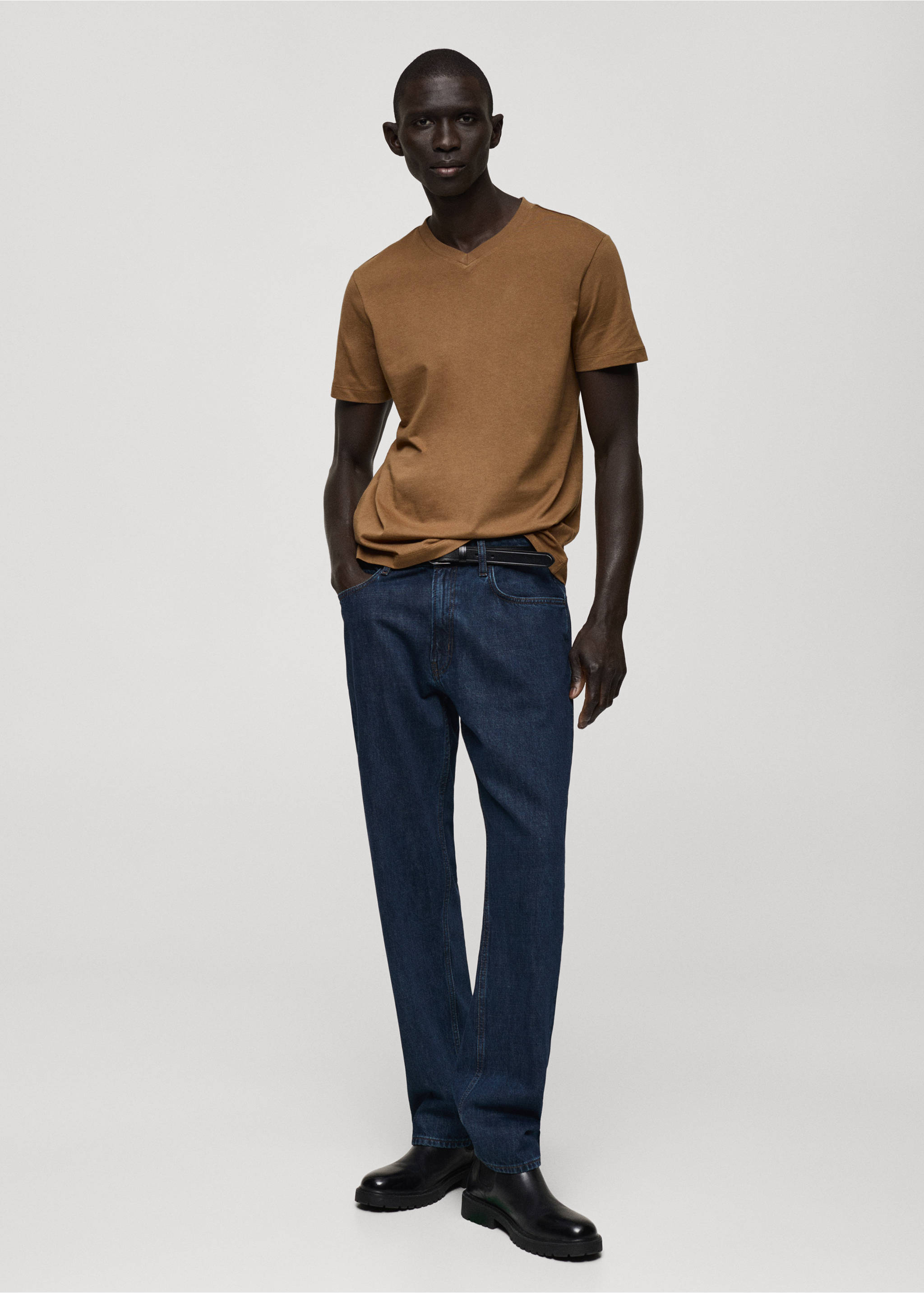 T-Shirt mit V-Ausschnitt, Slim Fit, 100% Baumwolle - Allgemeine Ansicht, Tobacco-Braun. Ref: 87030599-00.