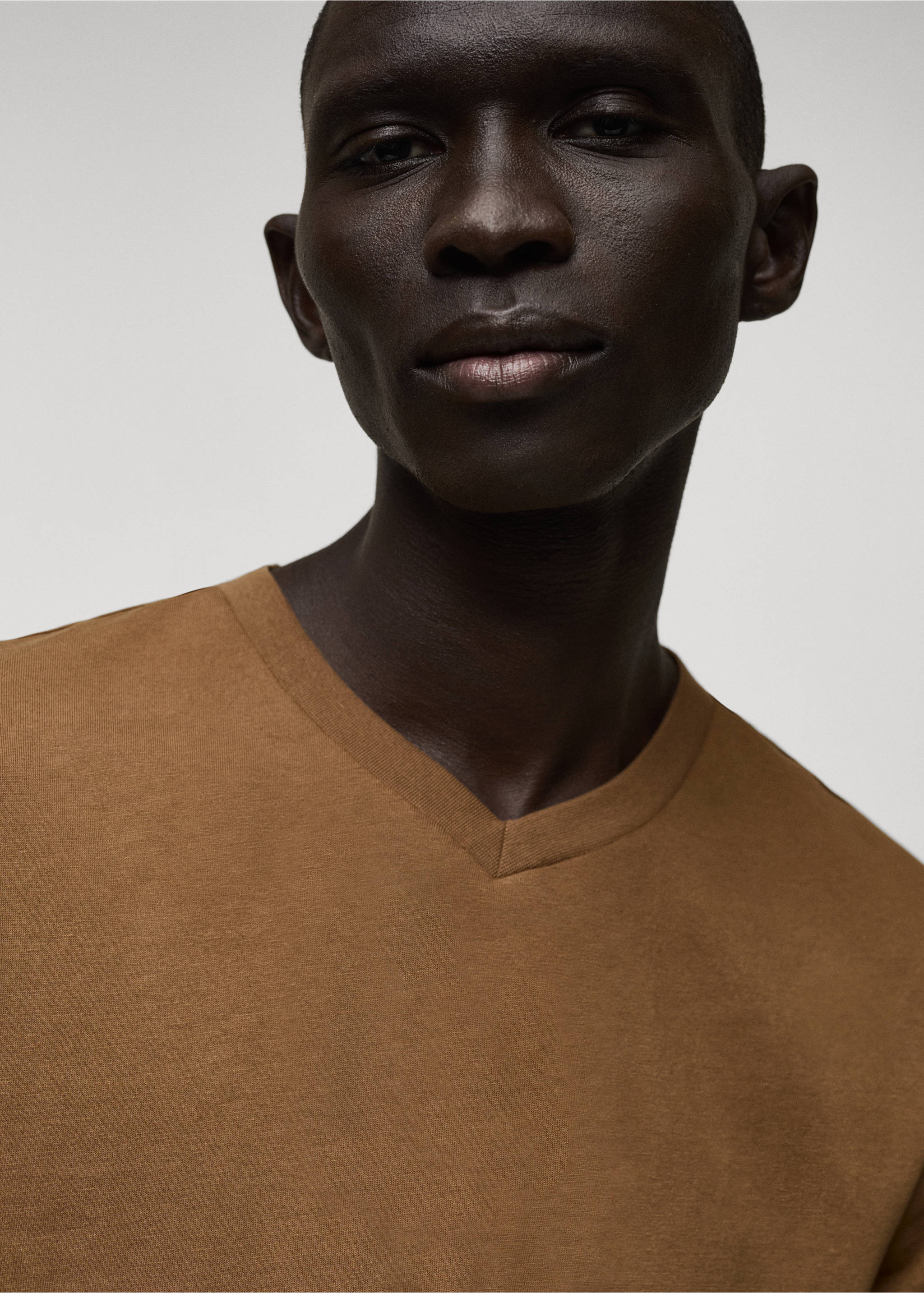 T-Shirt mit V-Ausschnitt, Slim Fit, 100% Baumwolle - Detail des Artikels 1, Tobacco-Braun. Ref: 87030599-00.