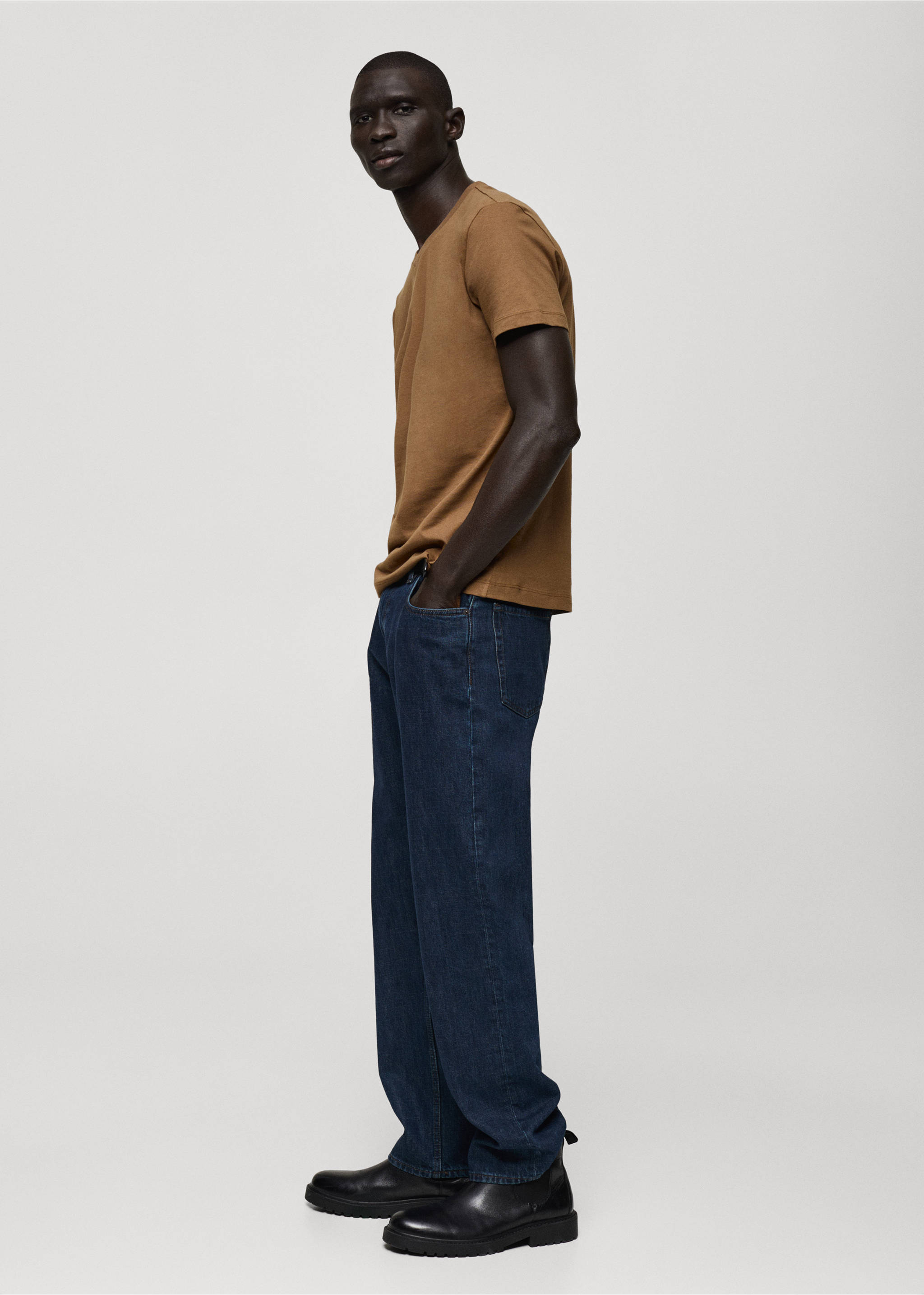 T-Shirt mit V-Ausschnitt, Slim Fit, 100% Baumwolle - Detail des Artikels 2, Tobacco-Braun. Ref: 87030599-00.