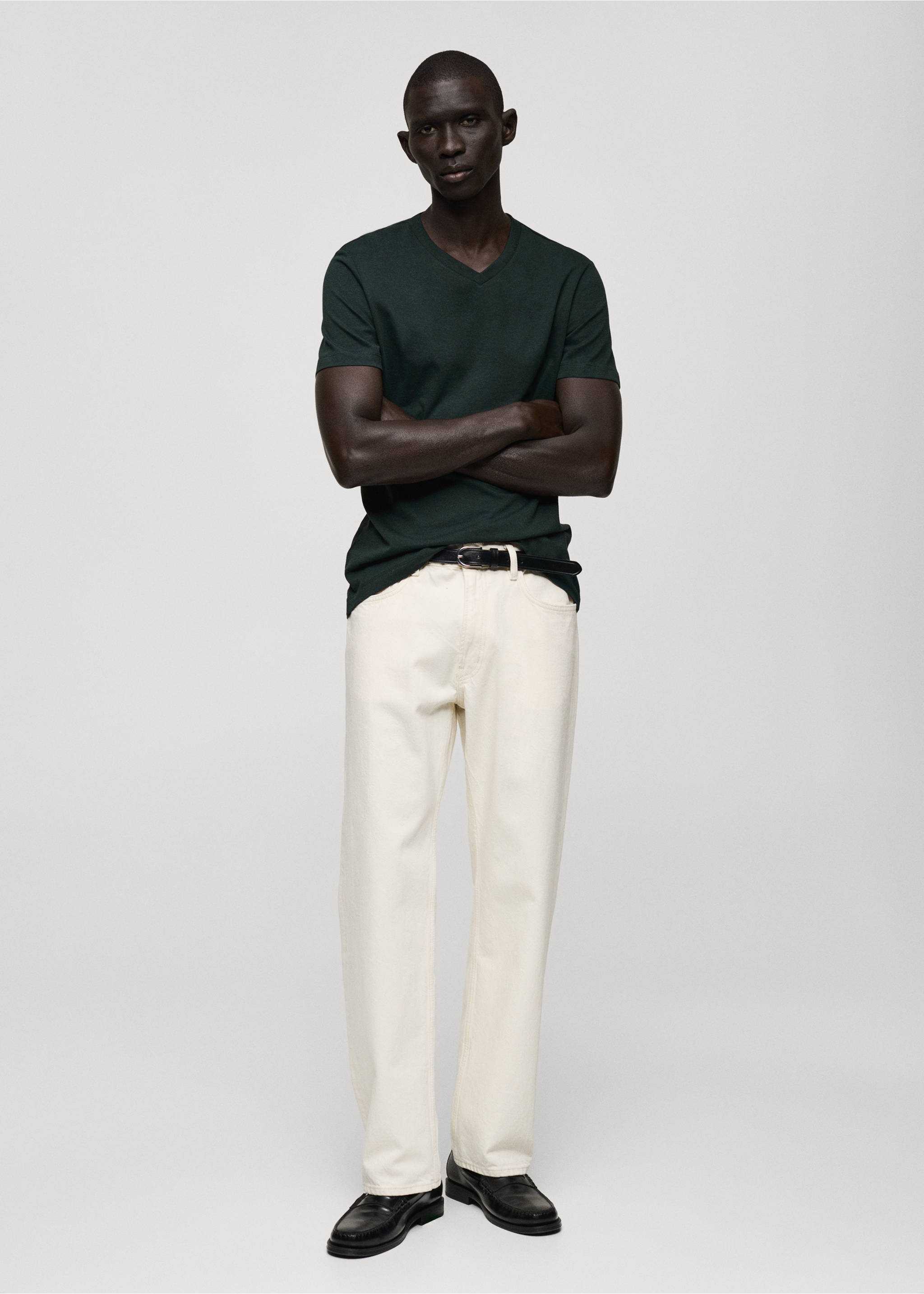 Koszulka slim fit z dekoltem w szpic z 100% bawełny - Plan ogólny, Zielony. Ref: 87030599-00.