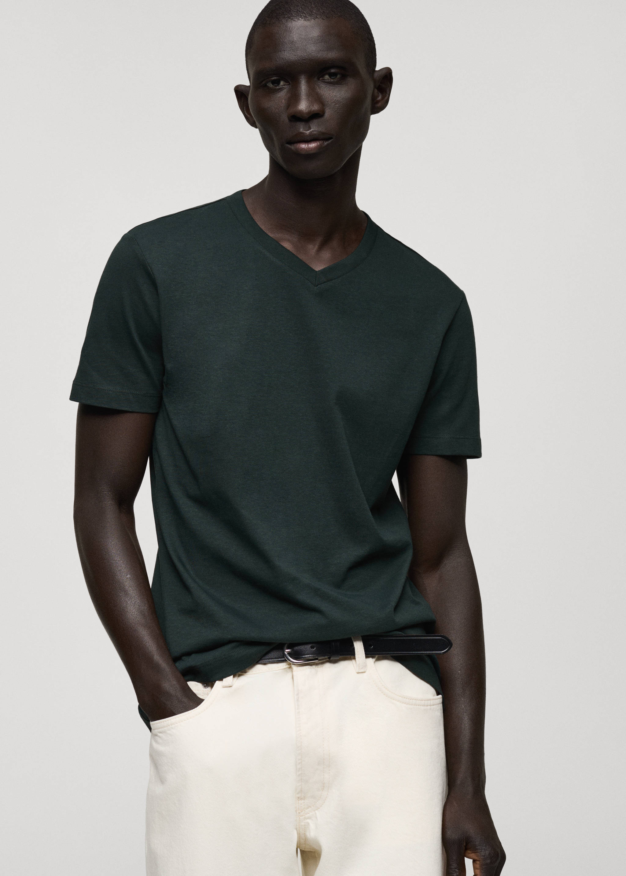 T-shirt col en V slim-fit 100 % coton - Plan moyen