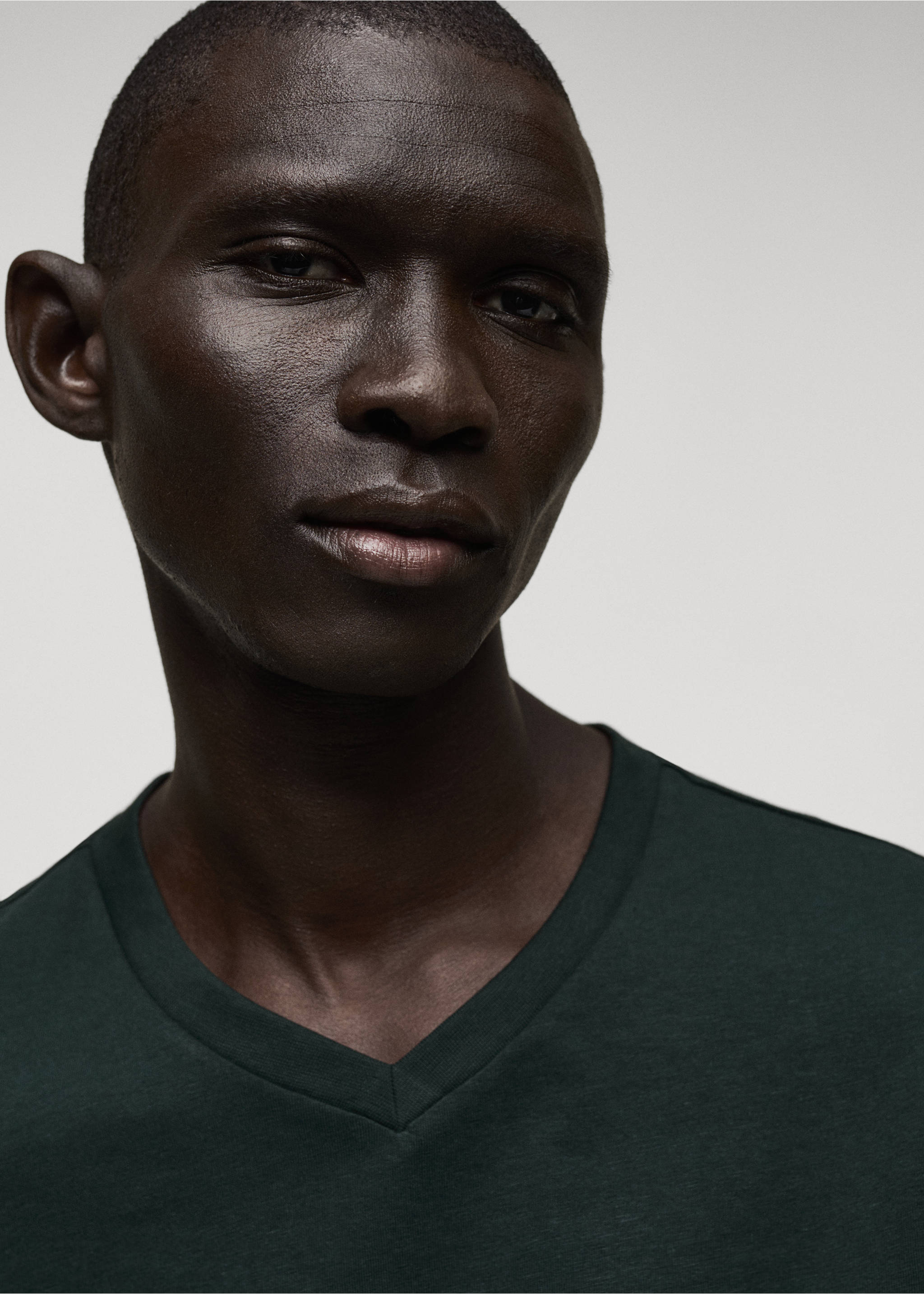 Koszulka slim fit z dekoltem w szpic z 100% bawełny - Szczegóły artykułu 1, Zielony. Ref: 87030599-00.