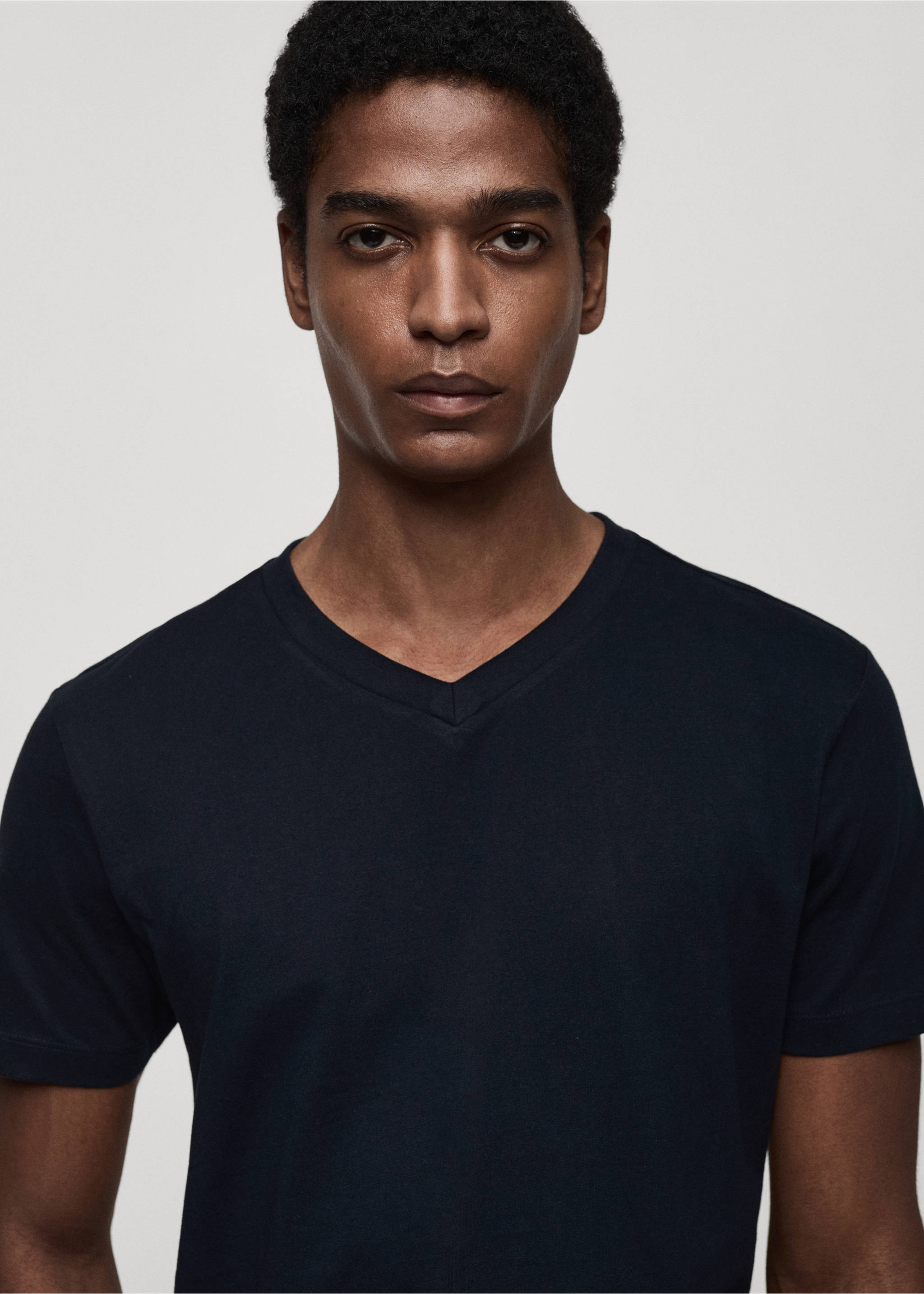 100% cotton slim-fit V-neck t-shirt - Details of the article 1, Dark Navy. Ref: 87030599-00.