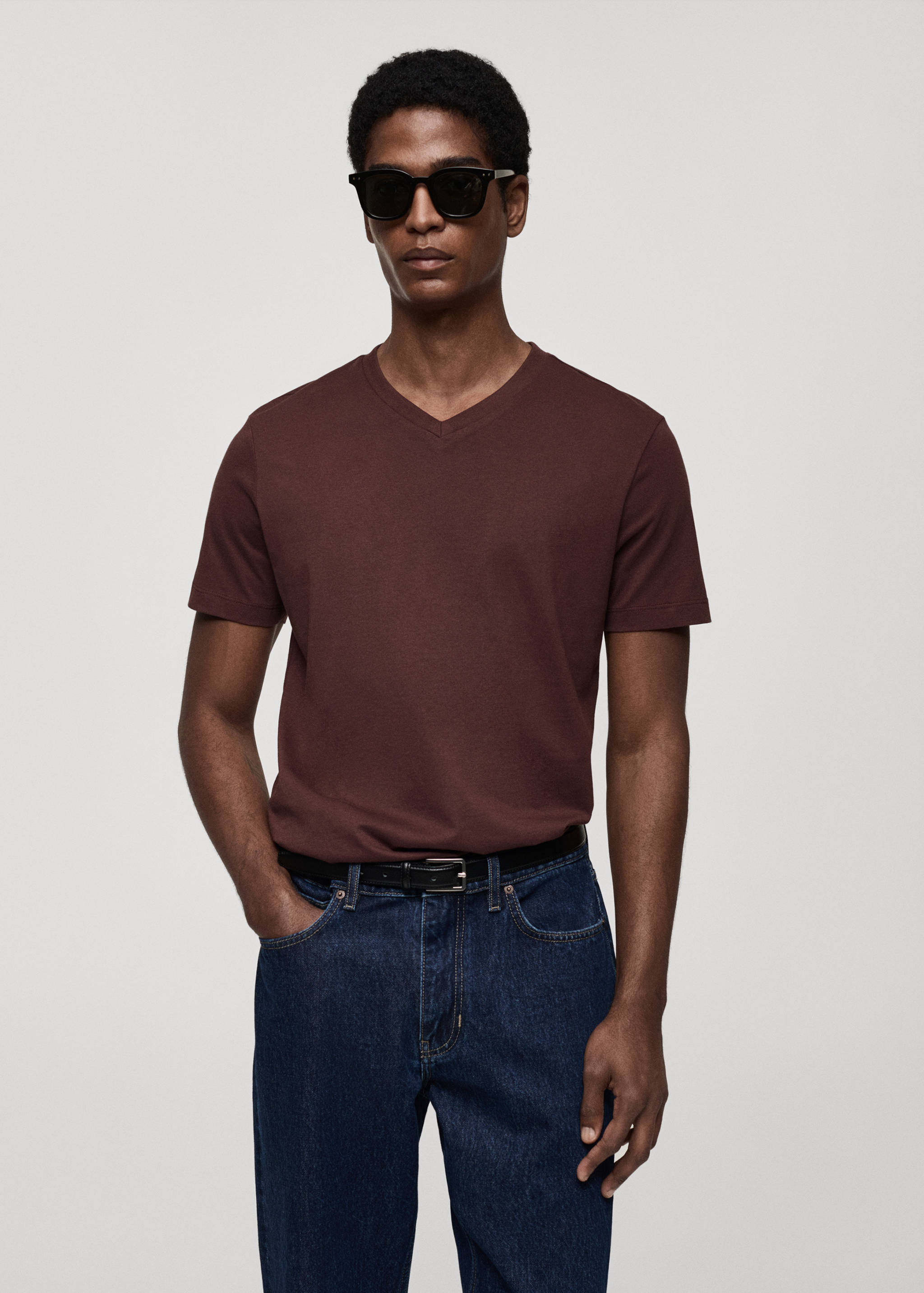 T-shirt col en V slim-fit 100 % coton - Plan moyen