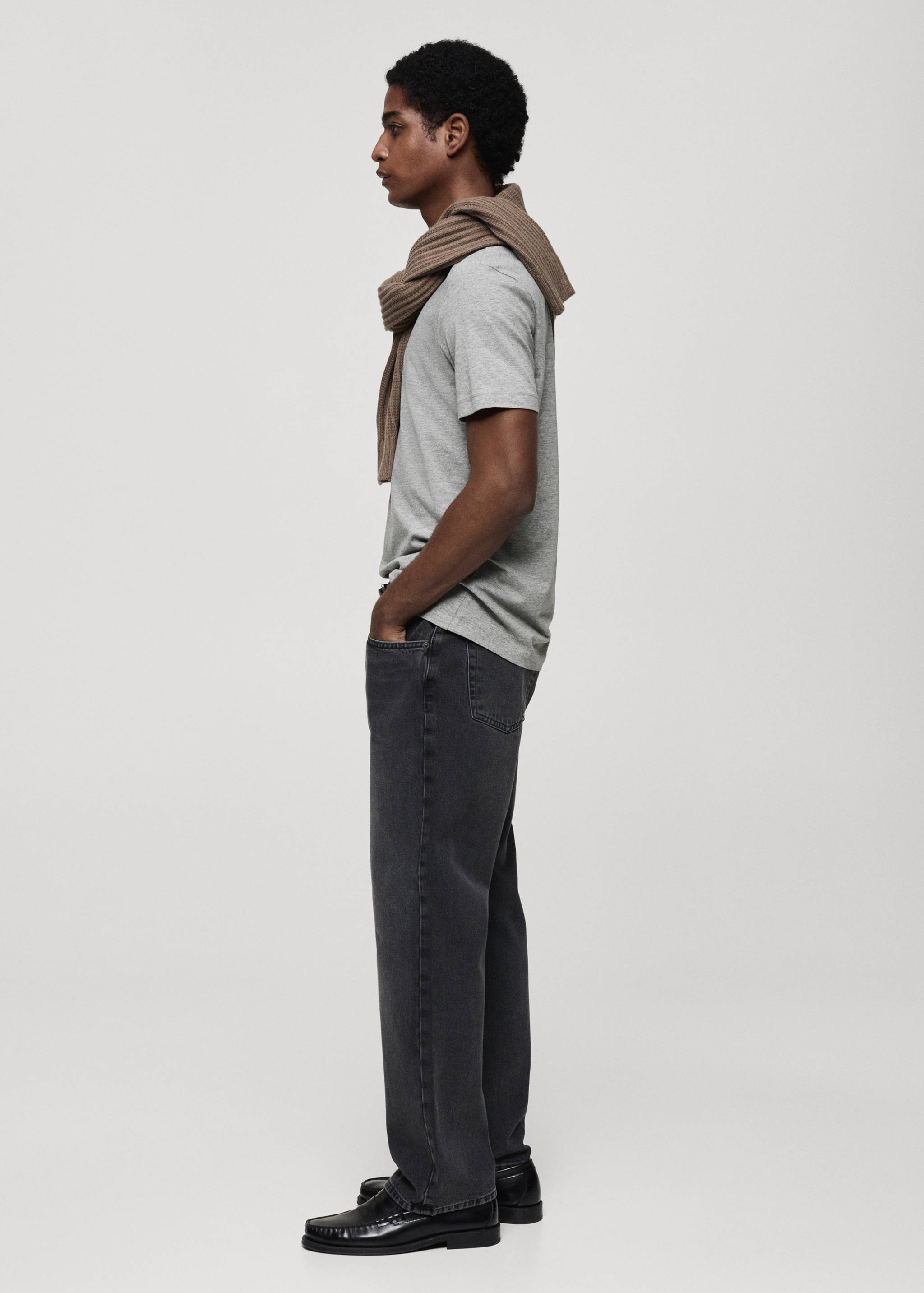 T-shirt col en V slim-fit 100 % coton - Plan moyen