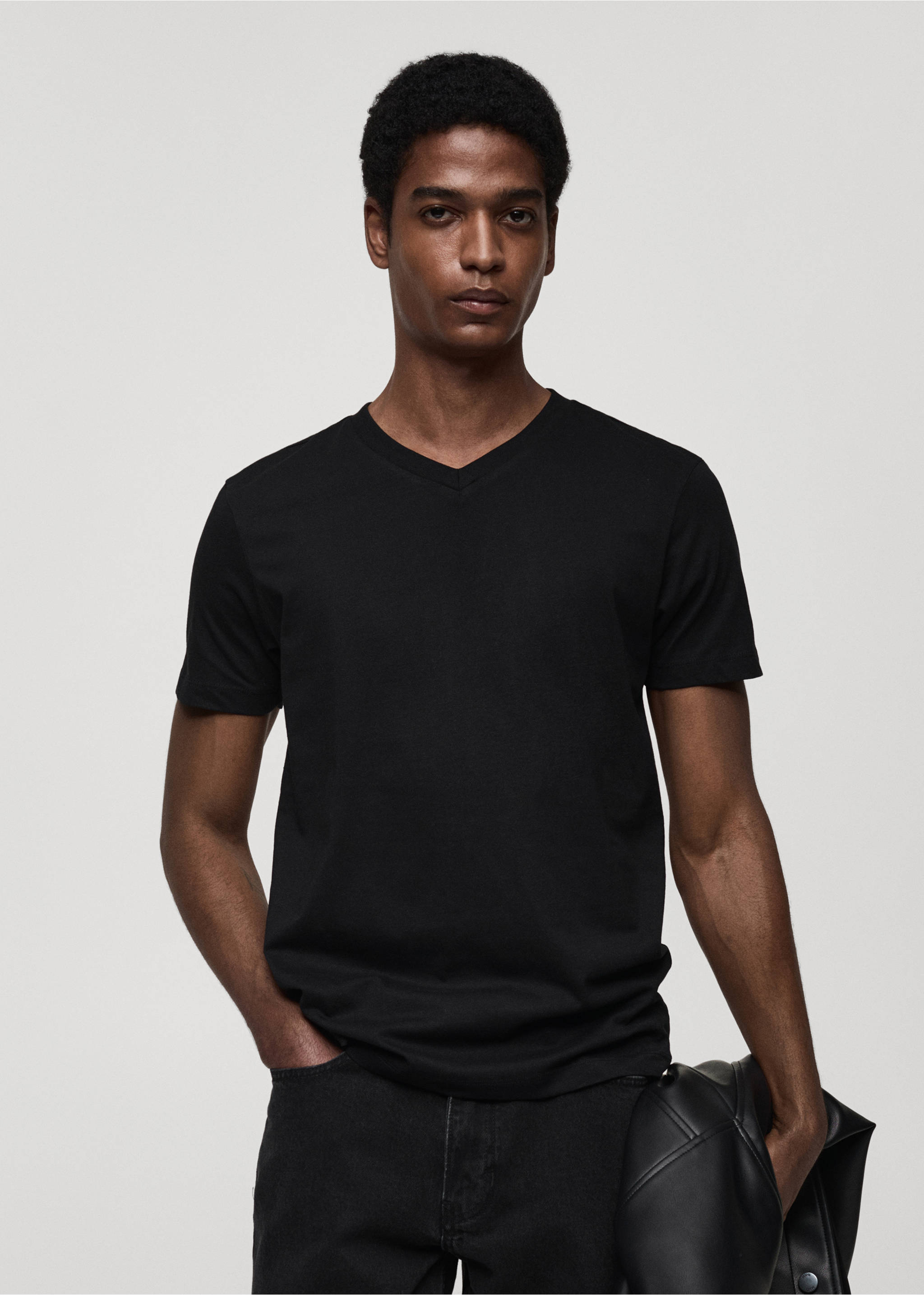 T-Shirt mit V-Ausschnitt, Slim Fit, 100% Baumwolle - Mittlere Ansicht, Schwarz. Ref: 87030599-00.