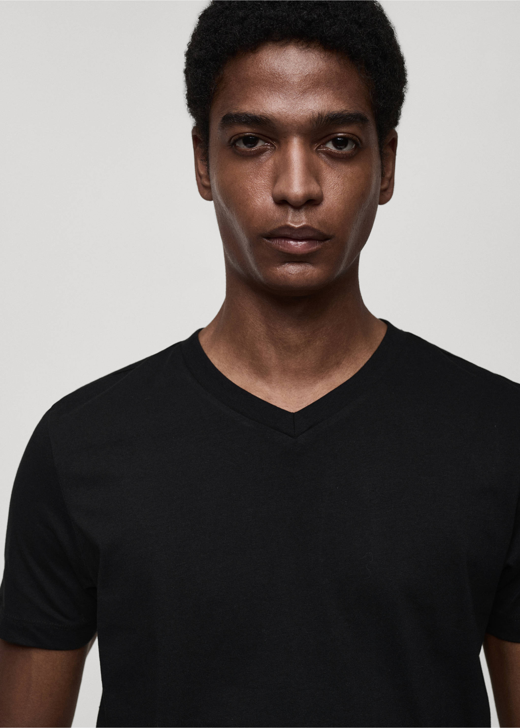 T-Shirt mit V-Ausschnitt, Slim Fit, 100% Baumwolle - Detail des Artikels 1, Schwarz. Ref: 87030599-00.