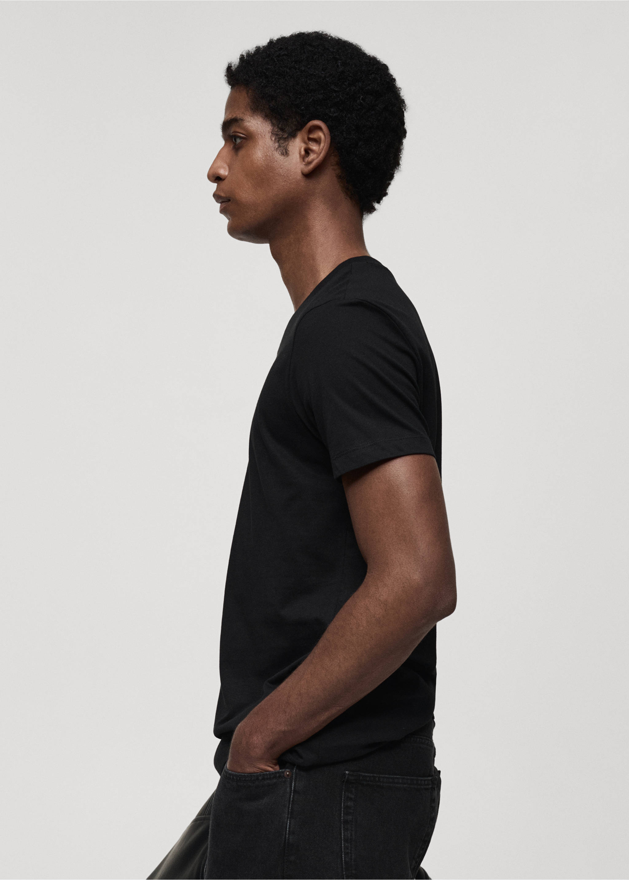 T-Shirt mit V-Ausschnitt, Slim Fit, 100% Baumwolle - Detail des Artikels 2, Schwarz. Ref: 87030599-00.