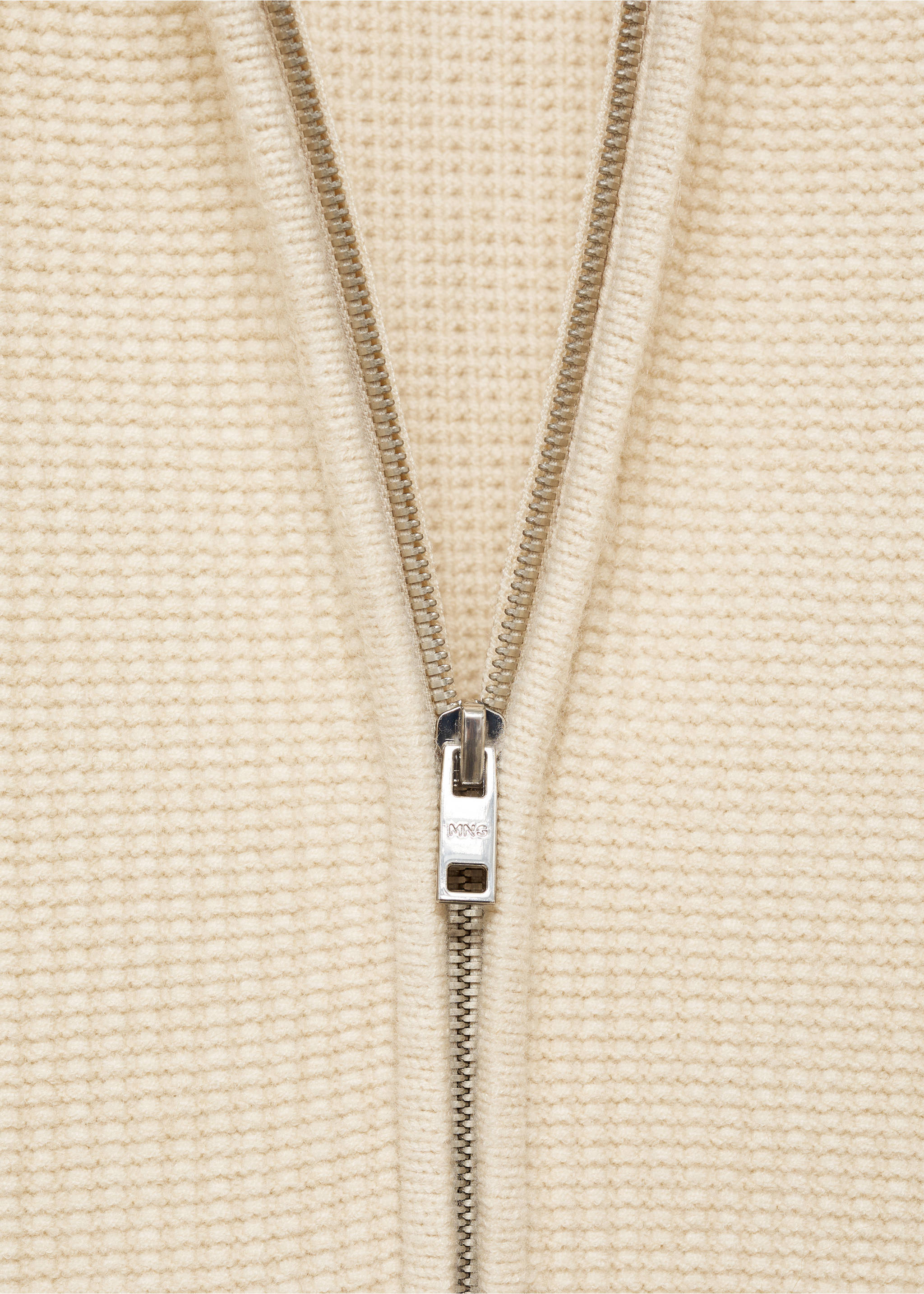 Structured knitted cardigan with zip - Details of the article 8, Sand. Ref: 87030601-00.