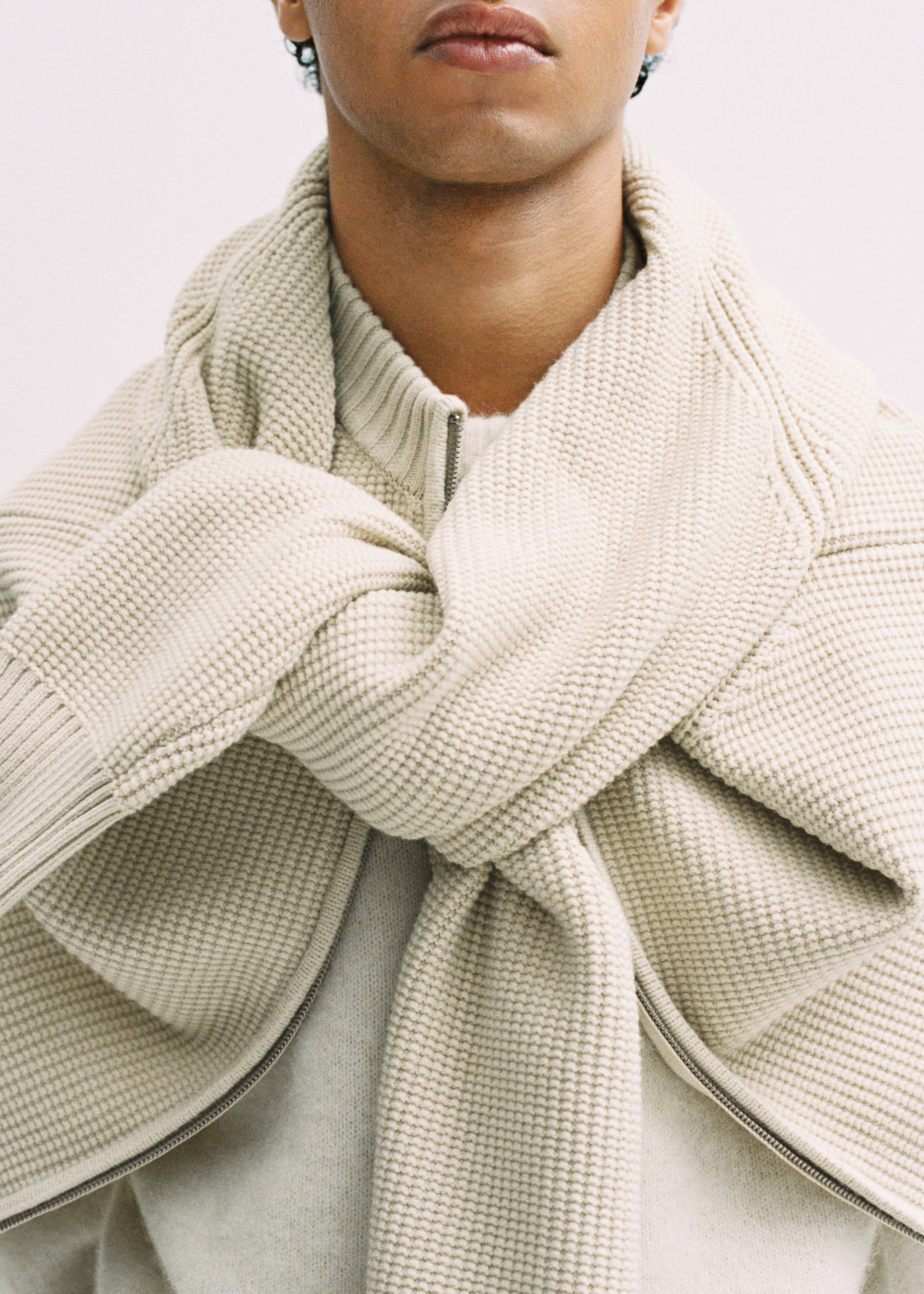 Structured knitted cardigan with zip - Details of the article 3, Sand. Ref: 87030601-00.