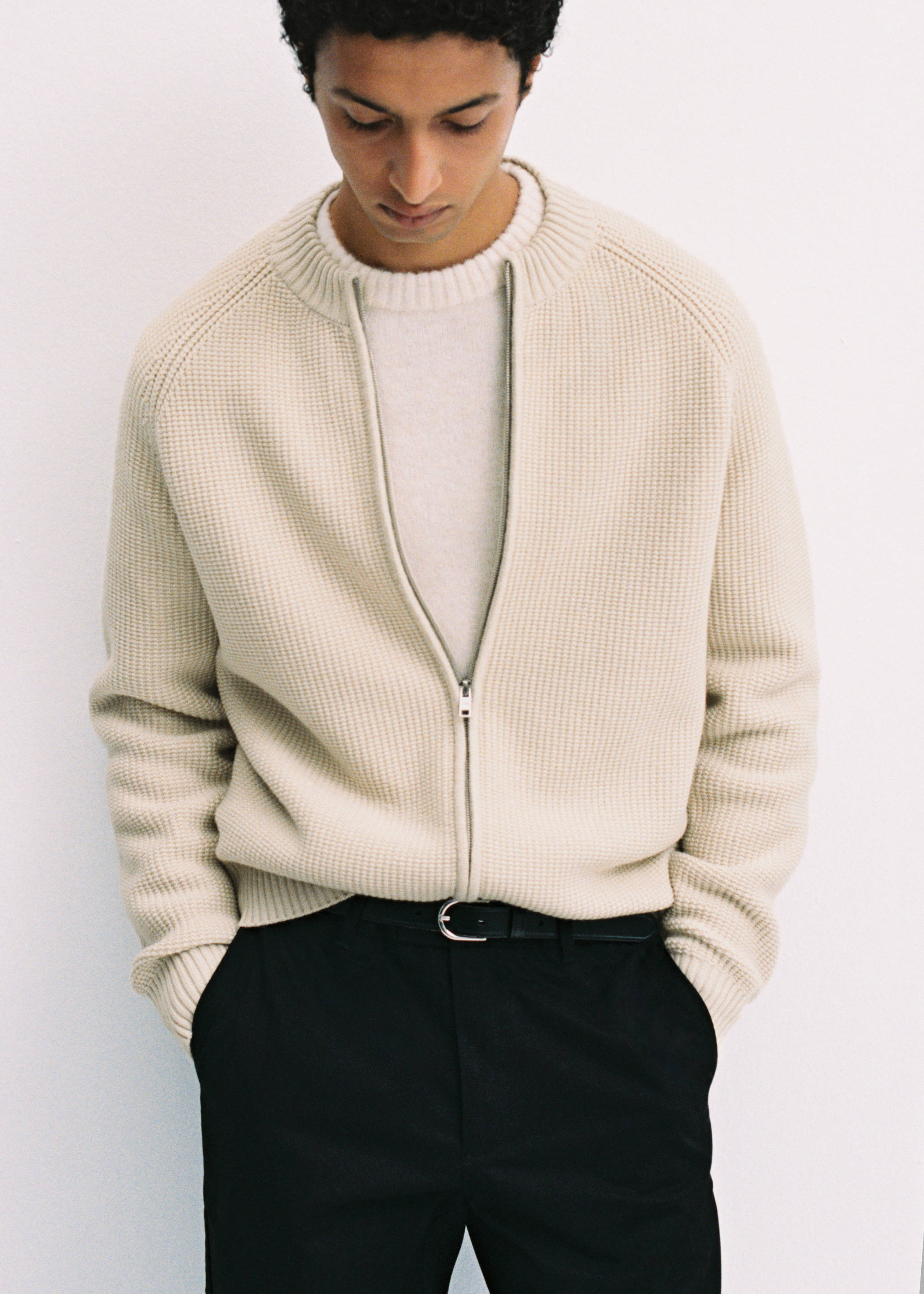 Structured knitted cardigan with zip - Details of the article 5