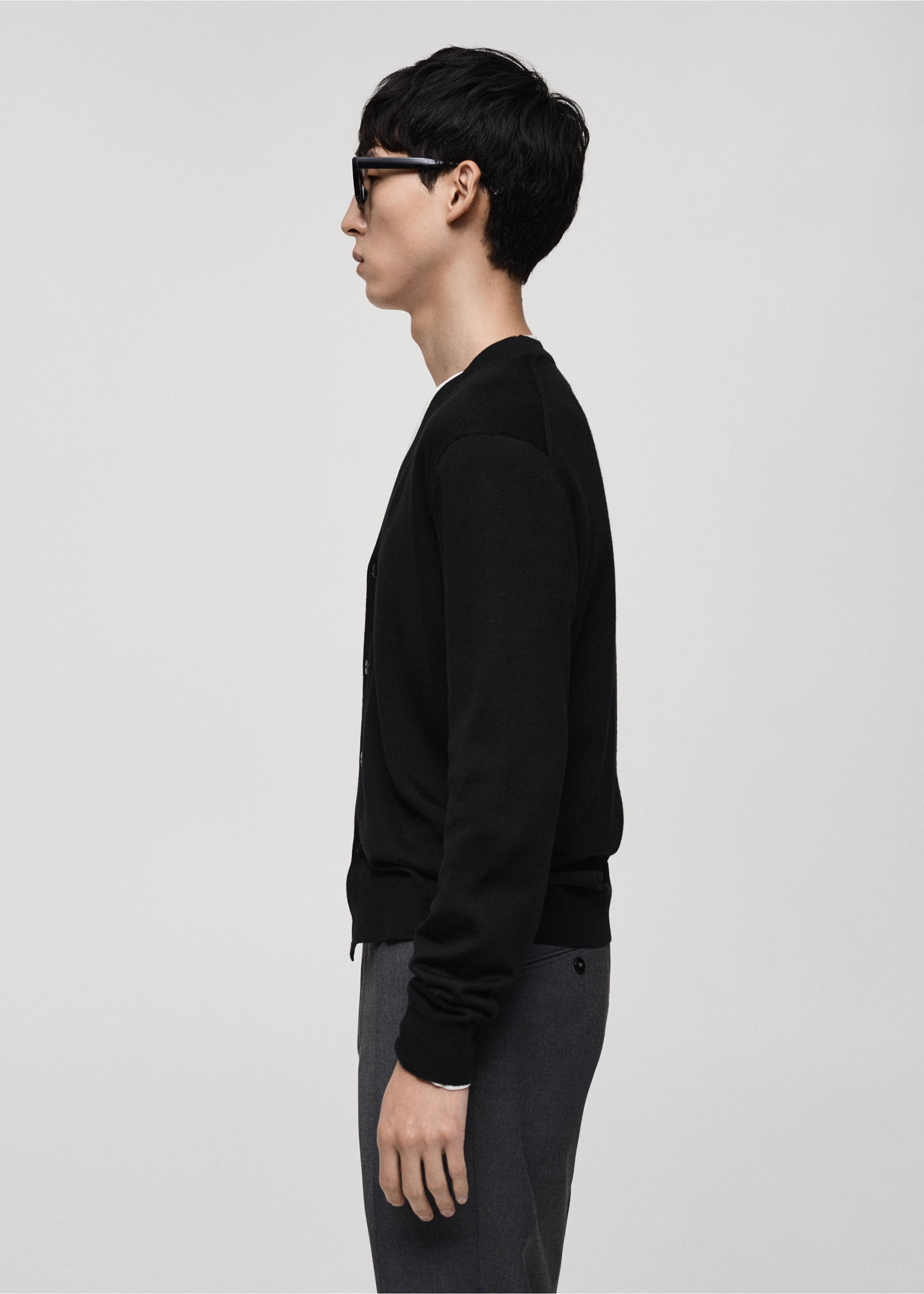 Cárdigan 100% lana merino - Detalle del artículo 2, Negro. Ref: 87030603-00.