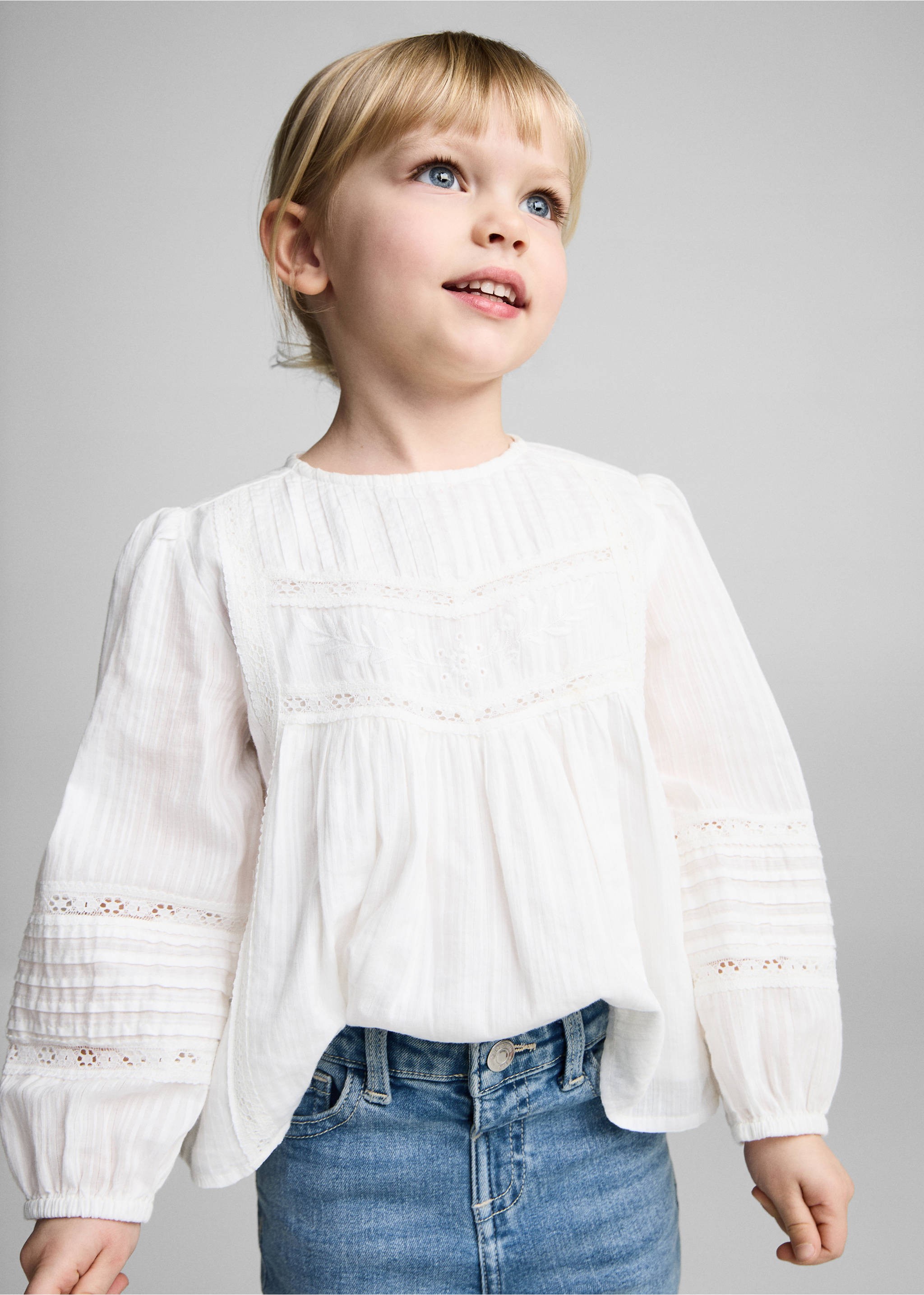 Flared-Jeans mit ausgefranstem Saum - Mittlere Ansicht, Mittelblau. Ref: 87030619-00.