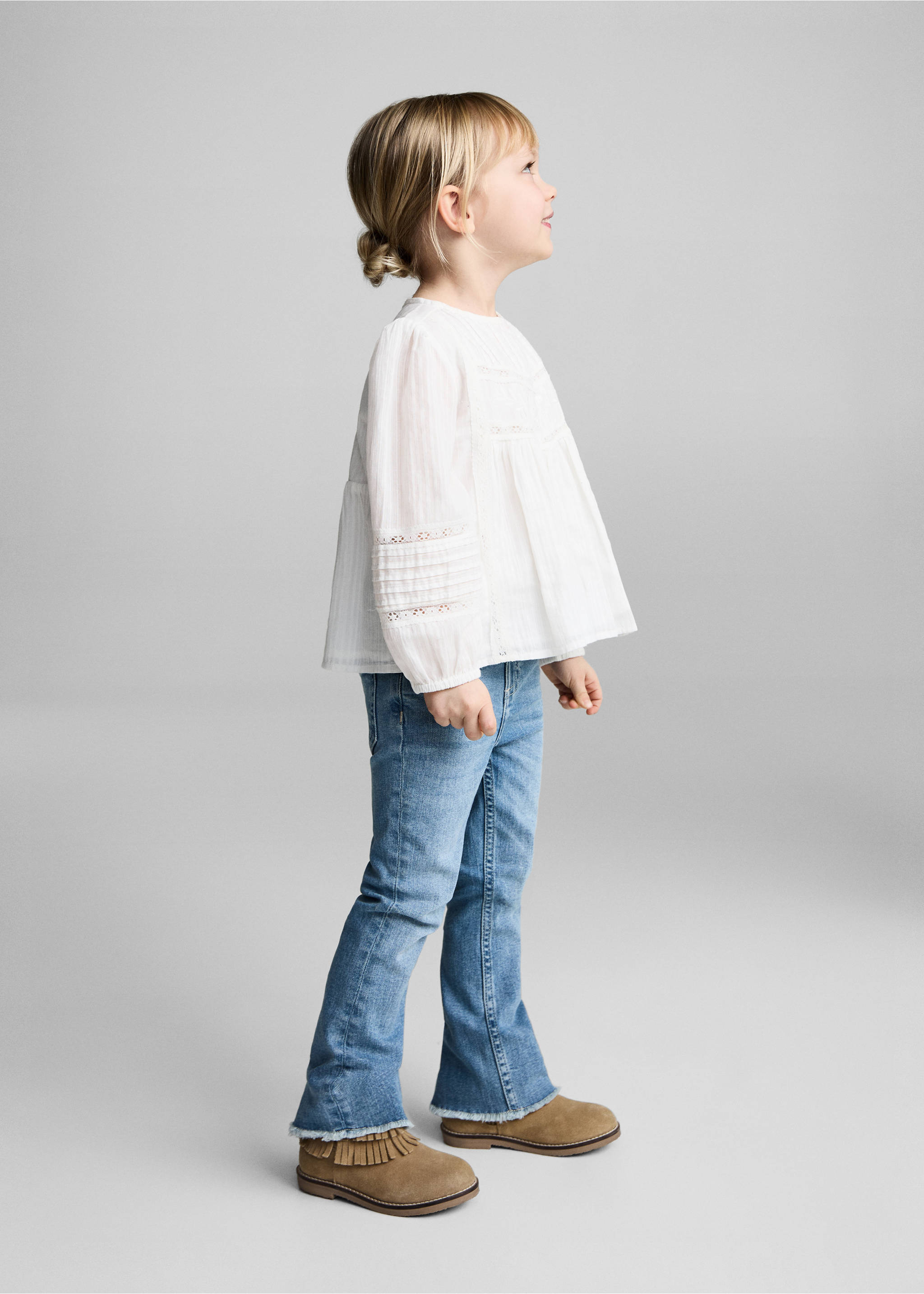 Flared-Jeans mit ausgefranstem Saum - Detail des Artikels 2, Mittelblau. Ref: 87030619-00.