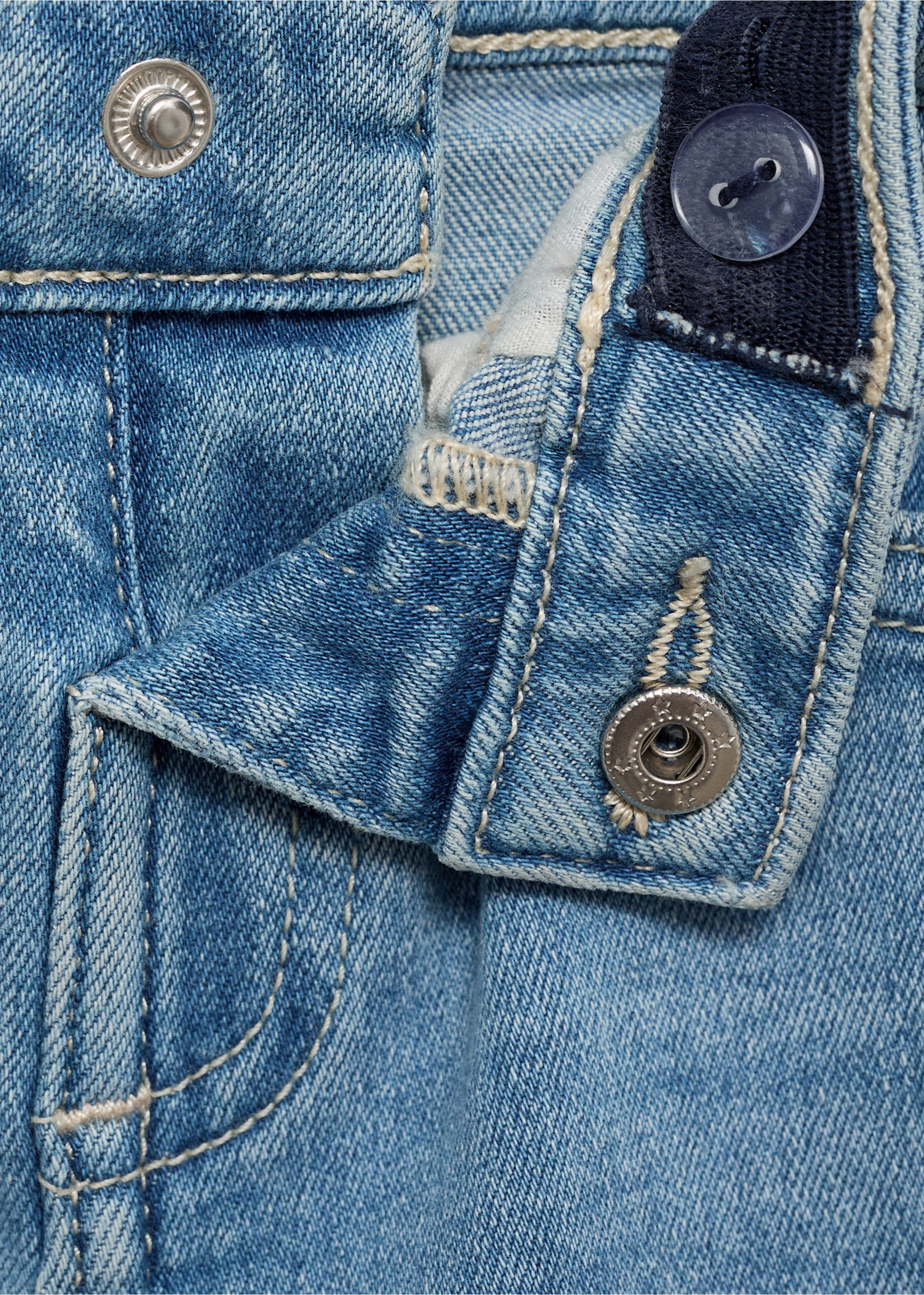 Flared-Jeans mit ausgefranstem Saum - Detail des Artikels 0, Mittelblau. Ref: 87030619-00.