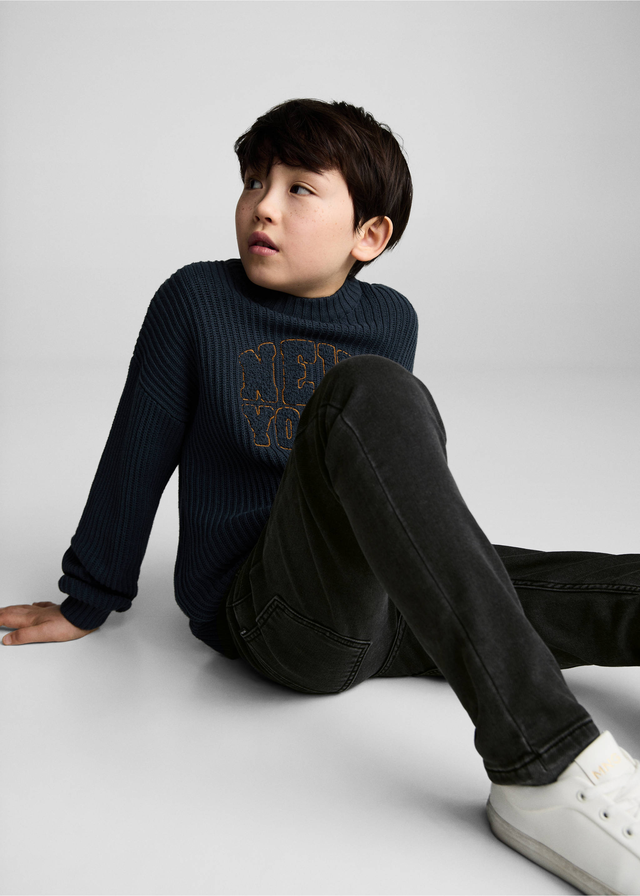 Jeans mit Tunnelzug - Detail des Artikels 2, Black denim. Ref: 87030622-00.