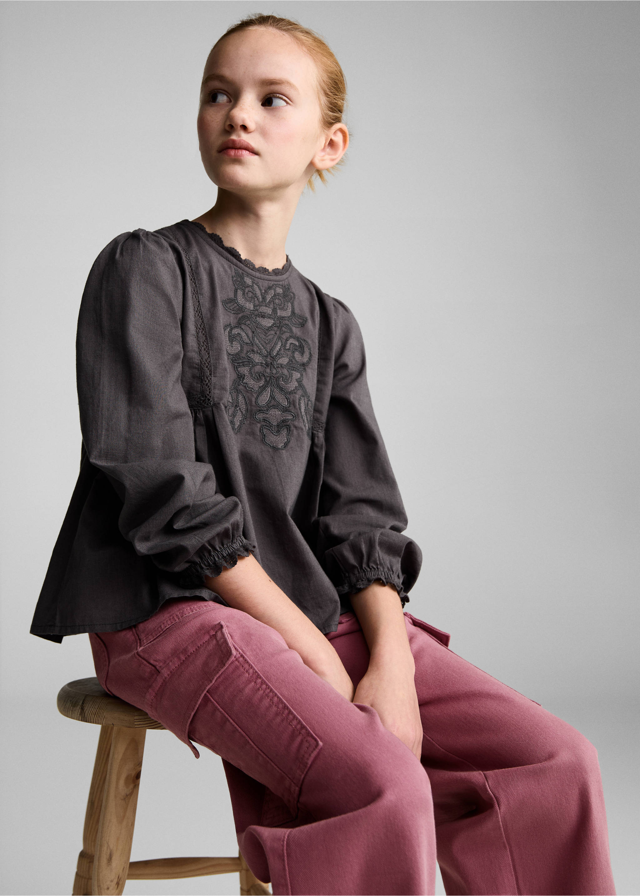 Cargo jeans - Details of the article 2, Maroon. Ref: 87030624-00.