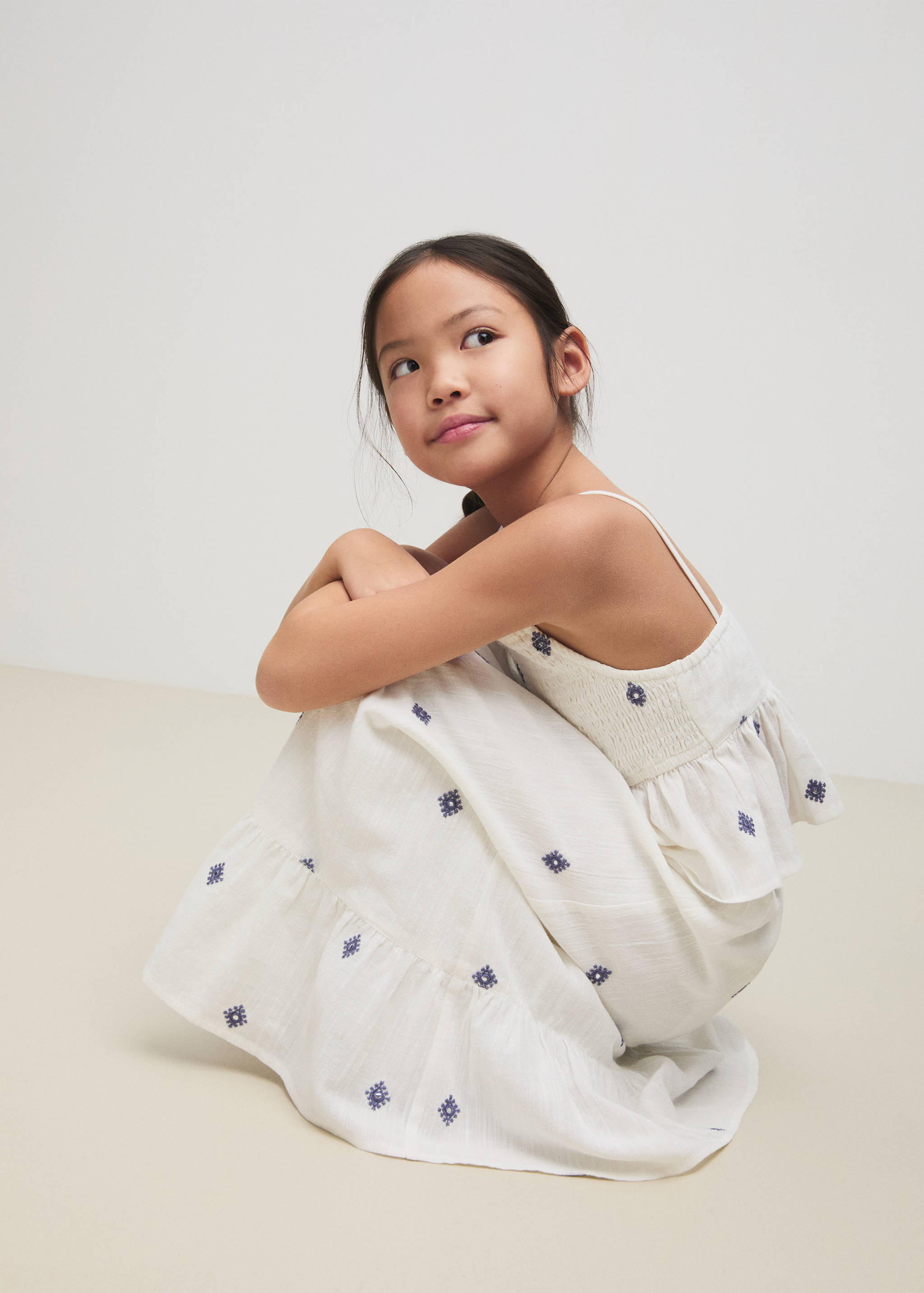 Rüschenbluse mit bestickten Details - Mittlere Ansicht