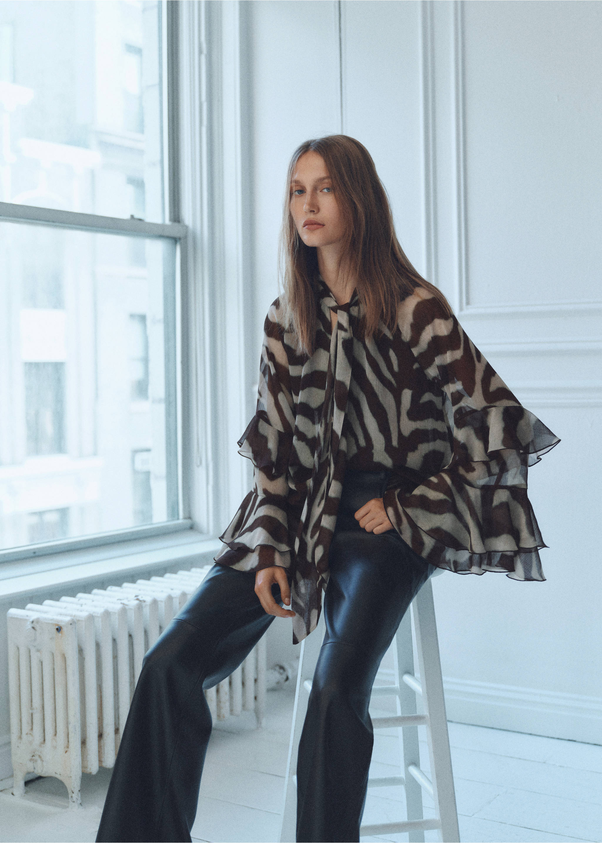 Printed blouse with flared sleeves - Details of the article 2, Brown. Ref: 87030652-00.