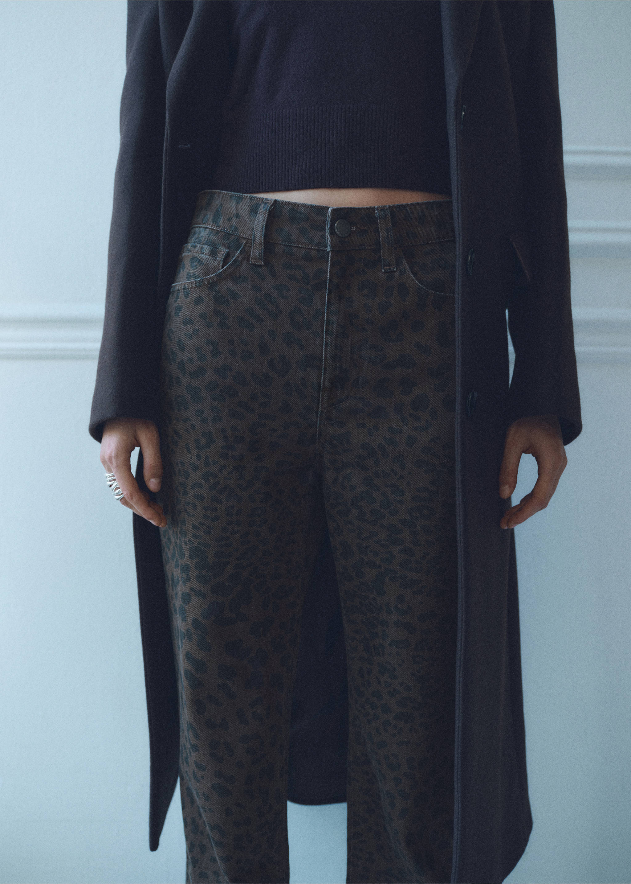Rechte jeans met luipaardprint - Detail van het artikel 3, Chocoladebruin. Ref: 87030655-00.