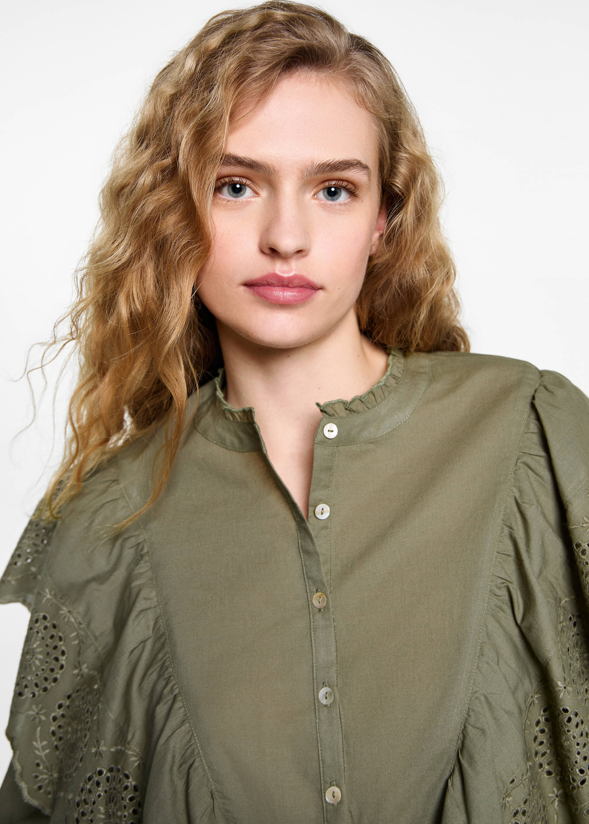 Blusa volantes - Detalle del artículo 1, Khaki. Ref: 87031519-00.