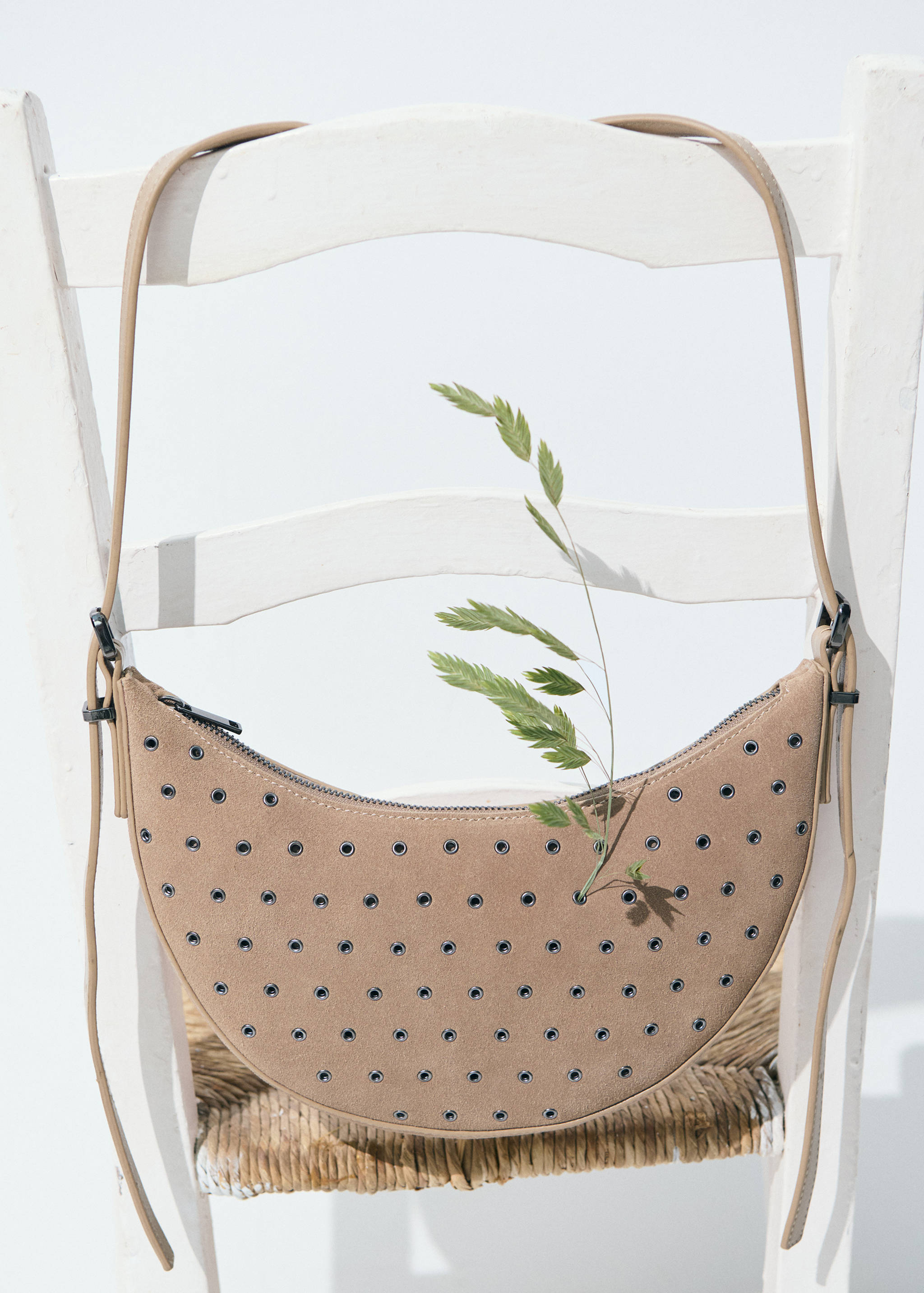 Oval leather bag - Details of the article 9