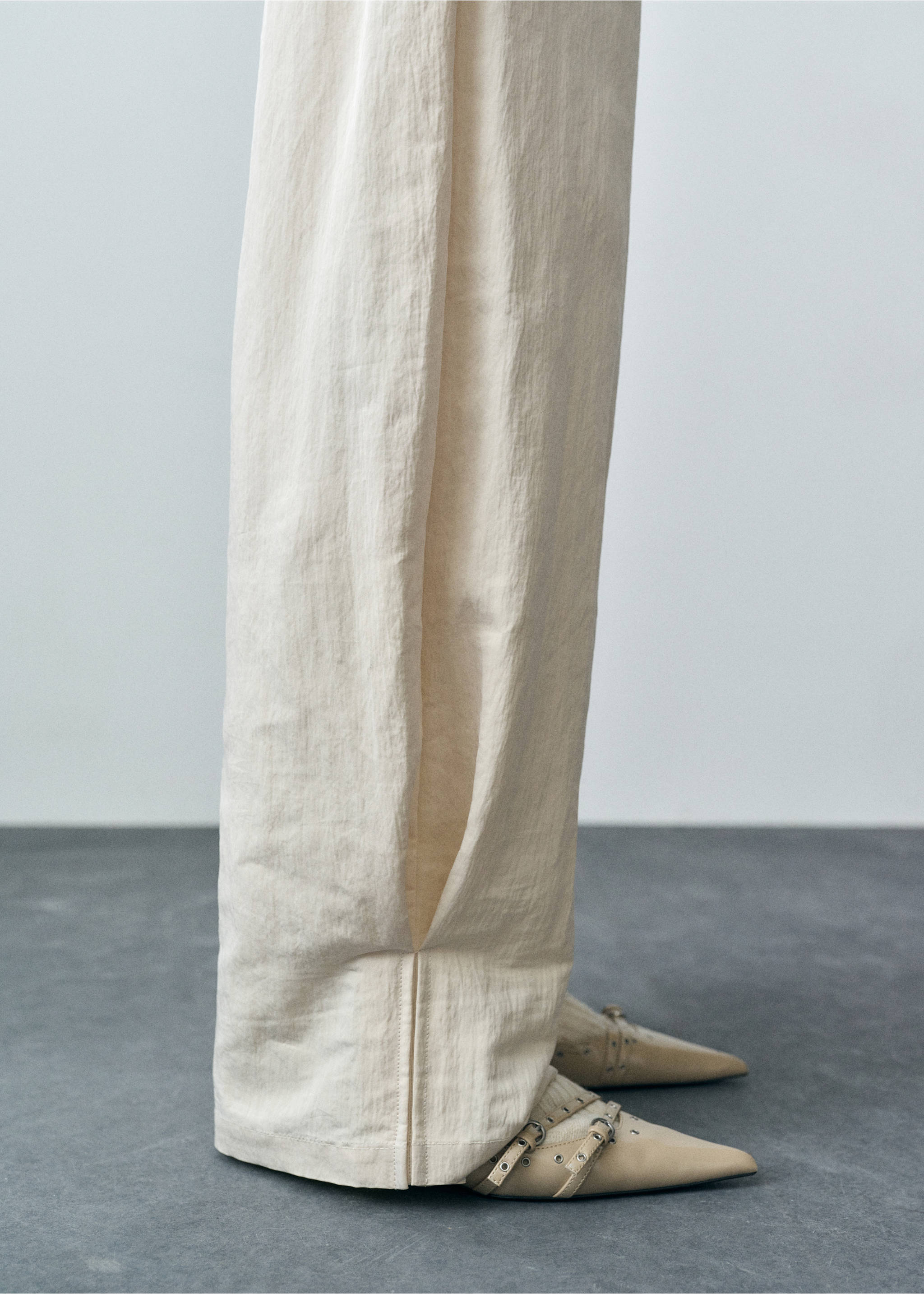 Pleated jogger trousers - Details of the article 6, Ecru. Ref: 87032540-00.