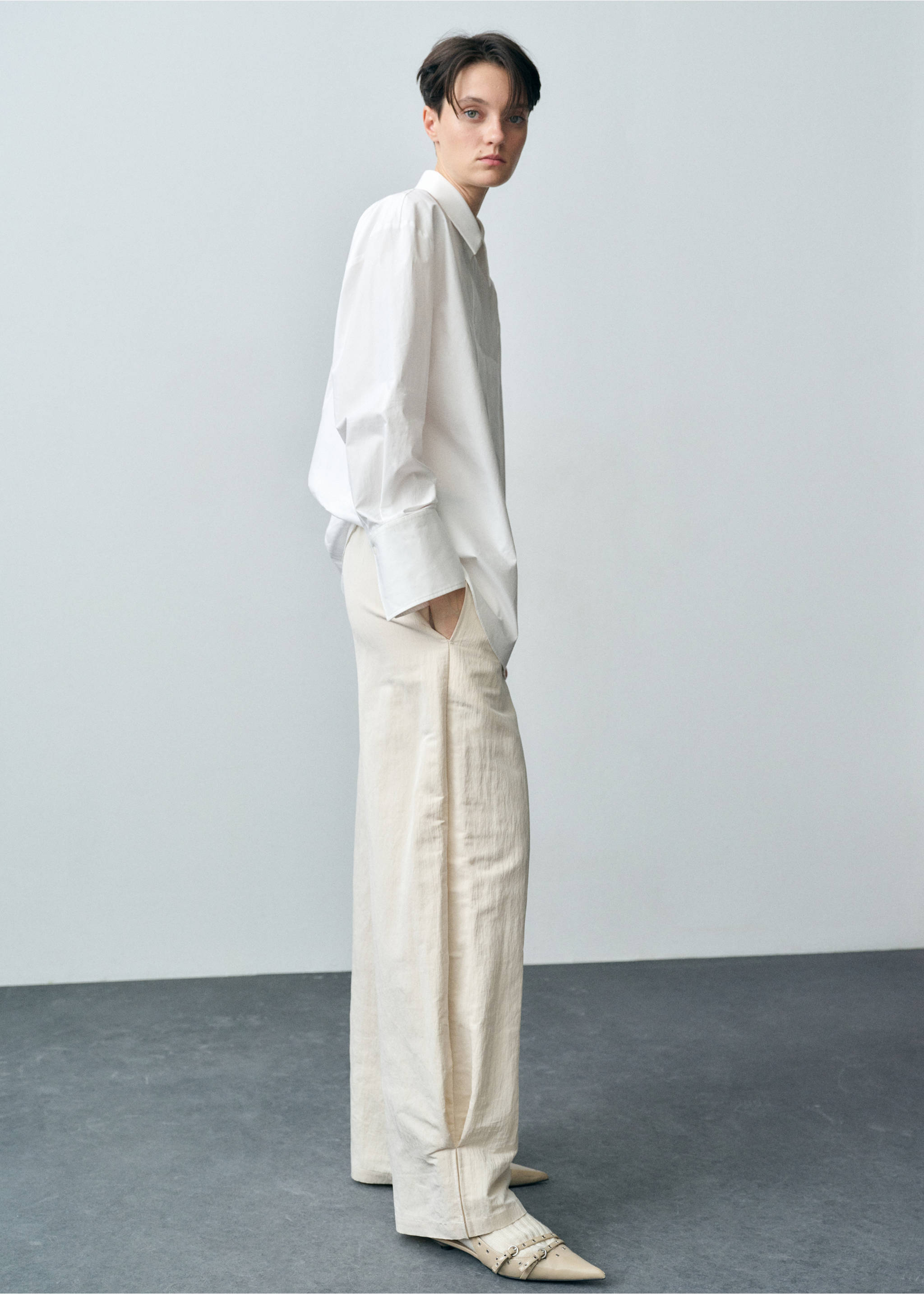 Pleated jogger trousers - Details of the article 2, Ecru. Ref: 87032540-00.