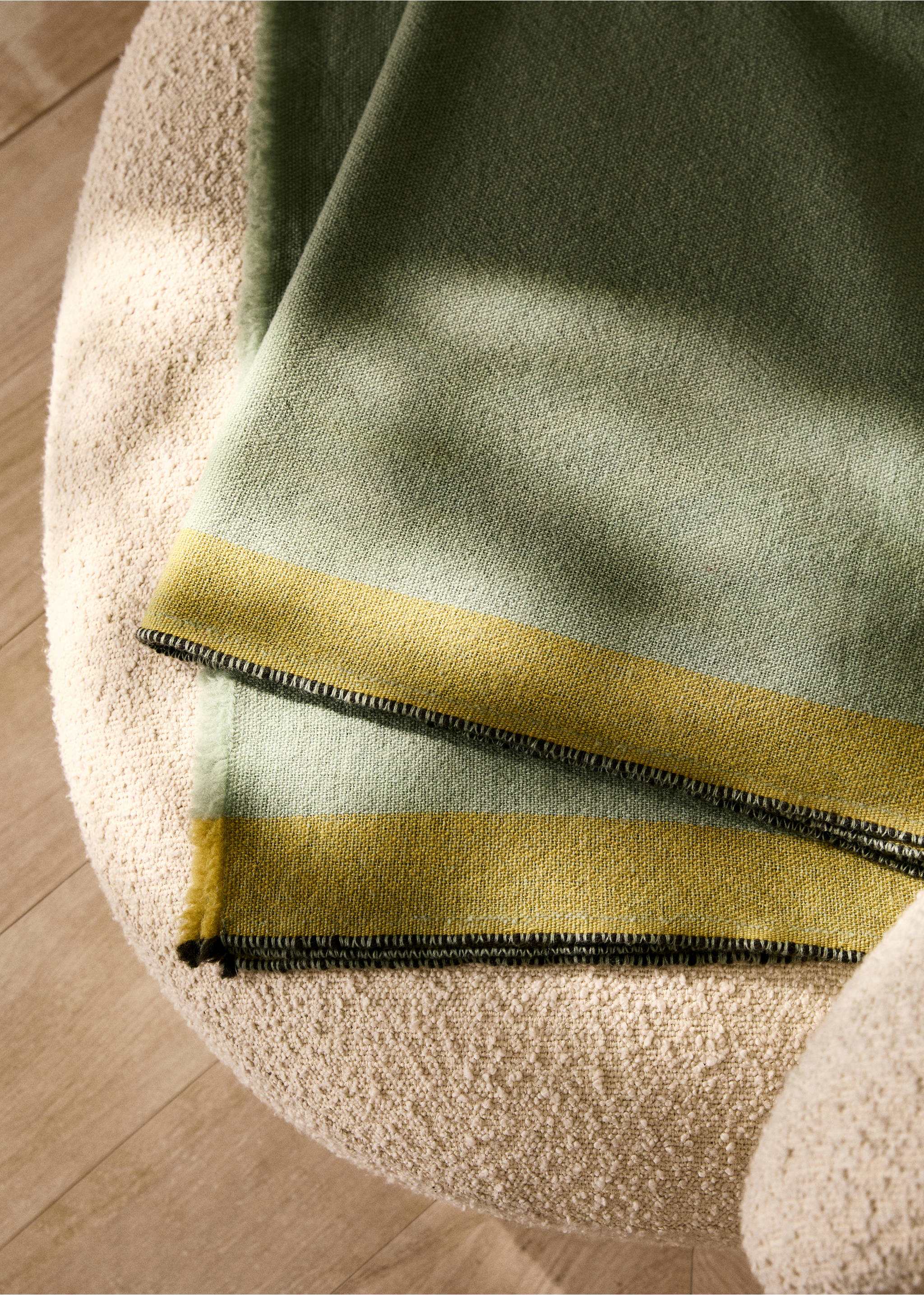 100% wool blanket with contrasting stripes - General plane, Lime. Ref: 87032895-00.