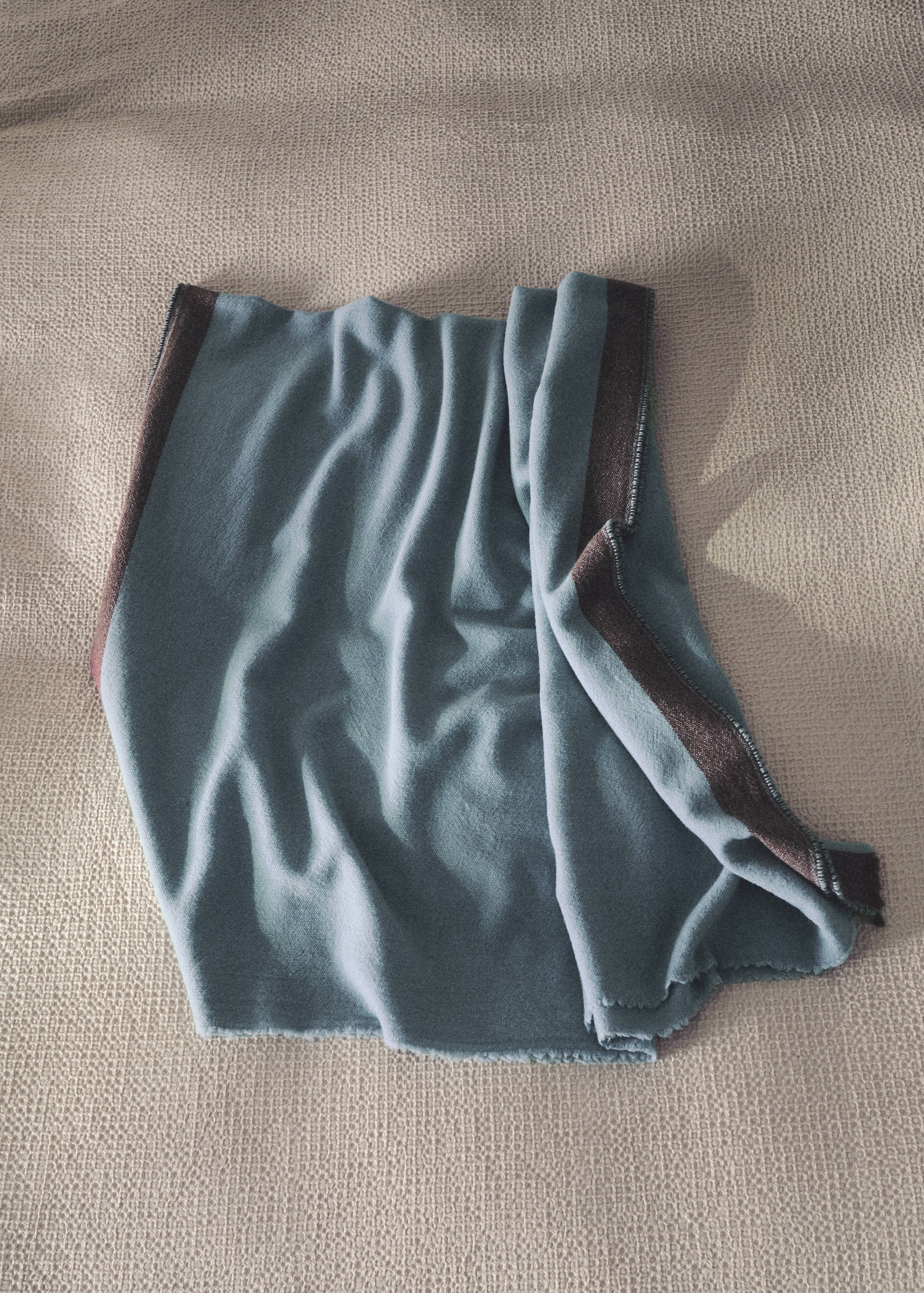 100% wool blanket with contrasting stripes - Details of the article 6