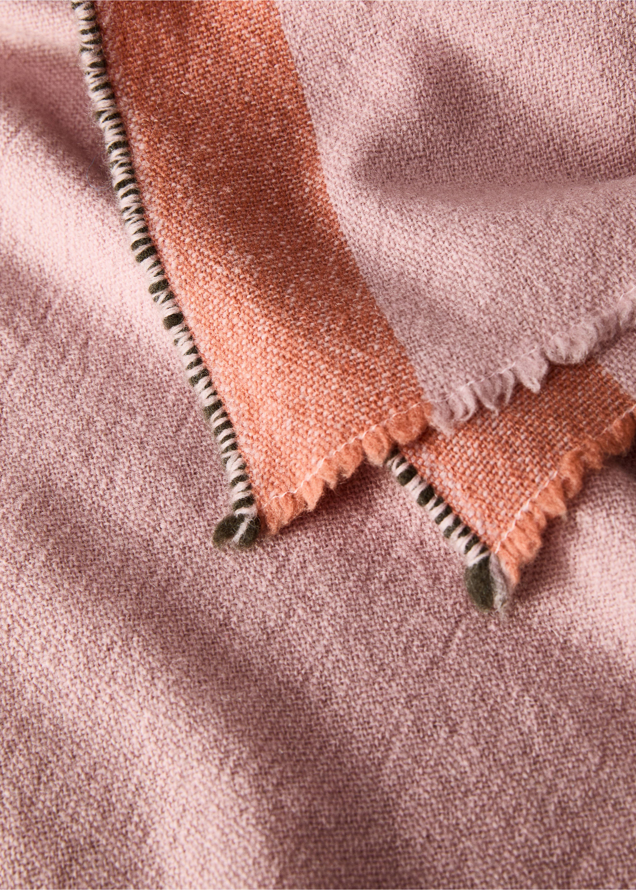 Manta 100% lana raya contraste - Detalle del artículo 1, Rosa. Ref: 87032895-00.