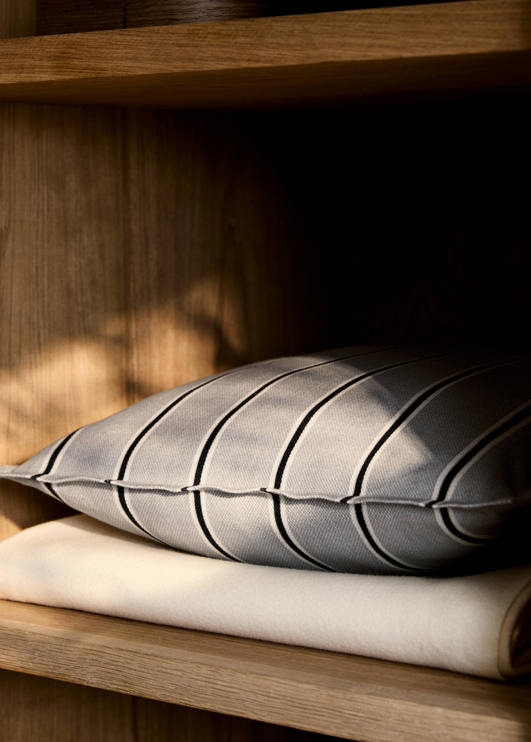 Housse de coussin surpiqûre rayures fines 45x45 cm - Plan général