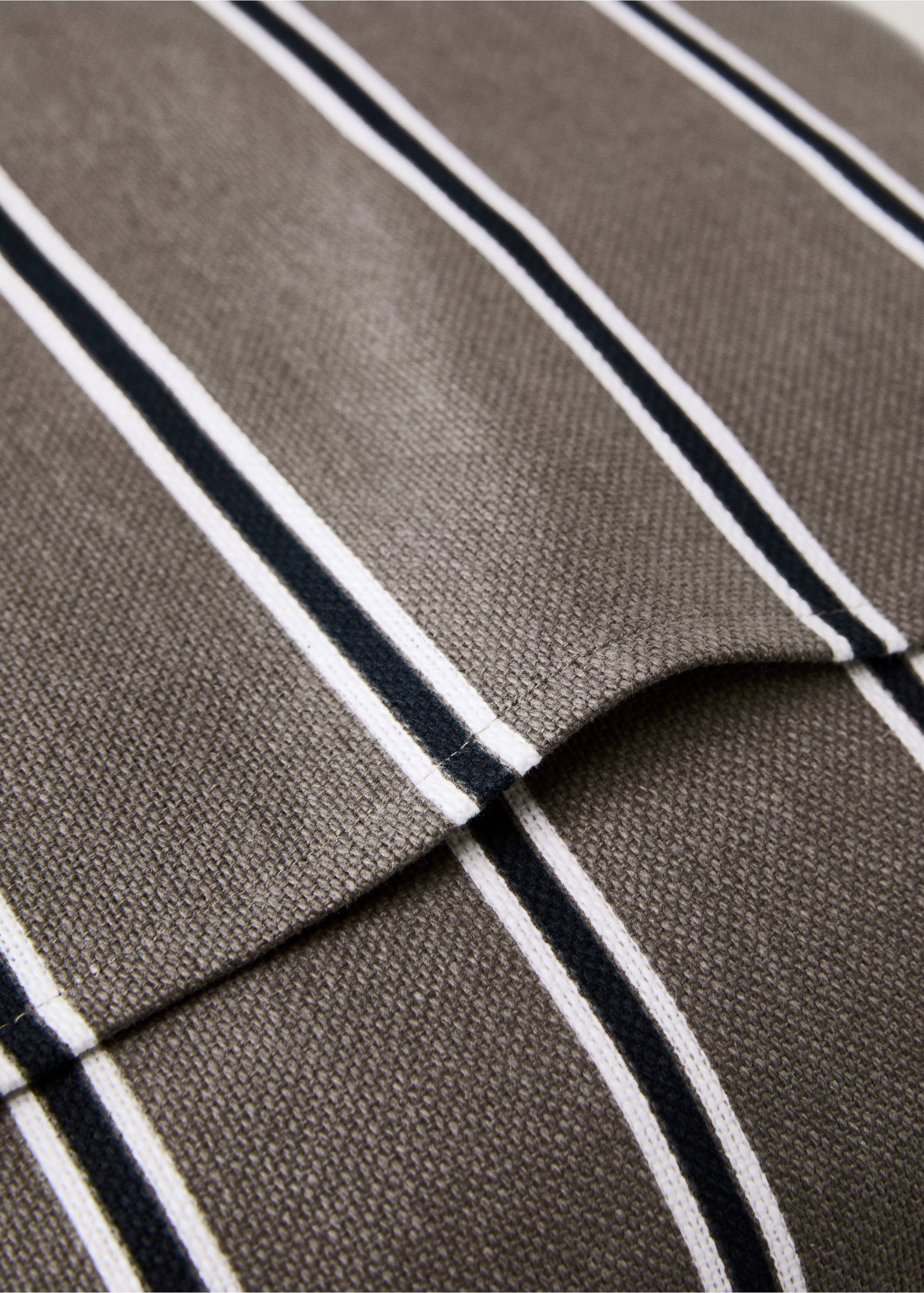 Poszewka na jaśka z obszyciem w wąskie paski 45 x 45 cm - Szczegóły artykułu 2, Jasny/Pastelowy brąz. Ref: 87032912-00.