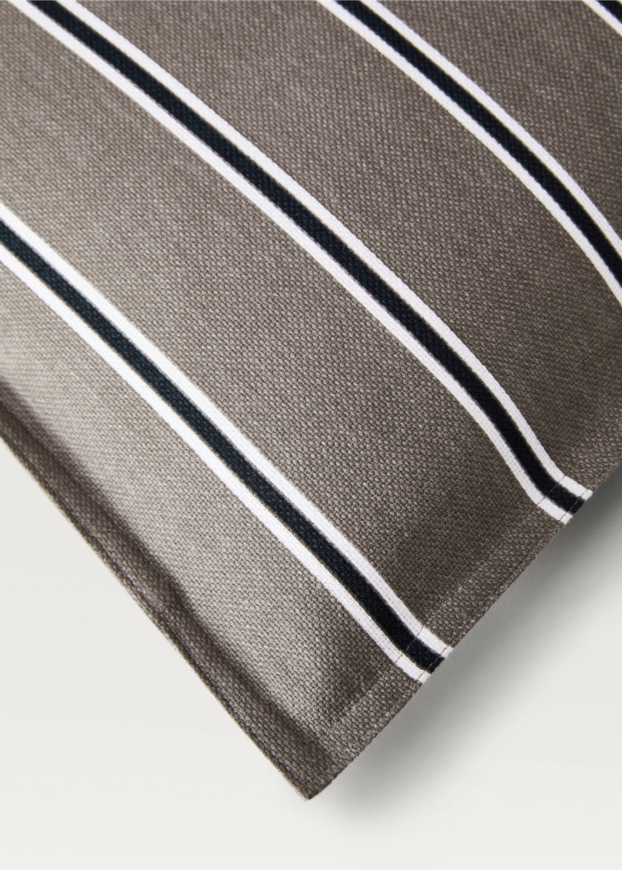 Poszewka na jaśka z obszyciem w wąskie paski 45 x 45 cm - Szczegóły artykułu 3, Jasny/Pastelowy brąz. Ref: 87032912-00.