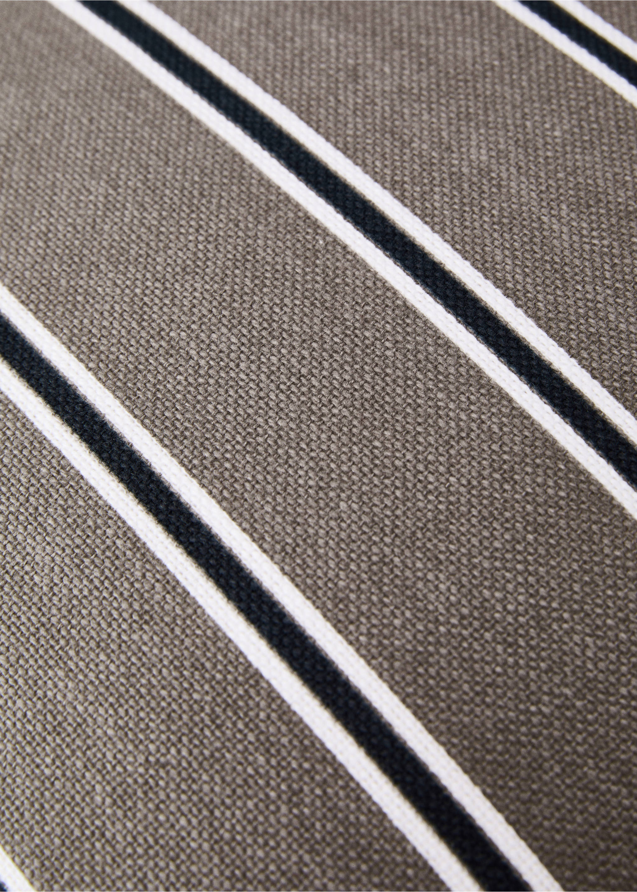 Poszewka na jaśka z obszyciem w wąskie paski 45 x 45 cm - Szczegóły artykułu 4, Jasny/Pastelowy brąz. Ref: 87032912-00.