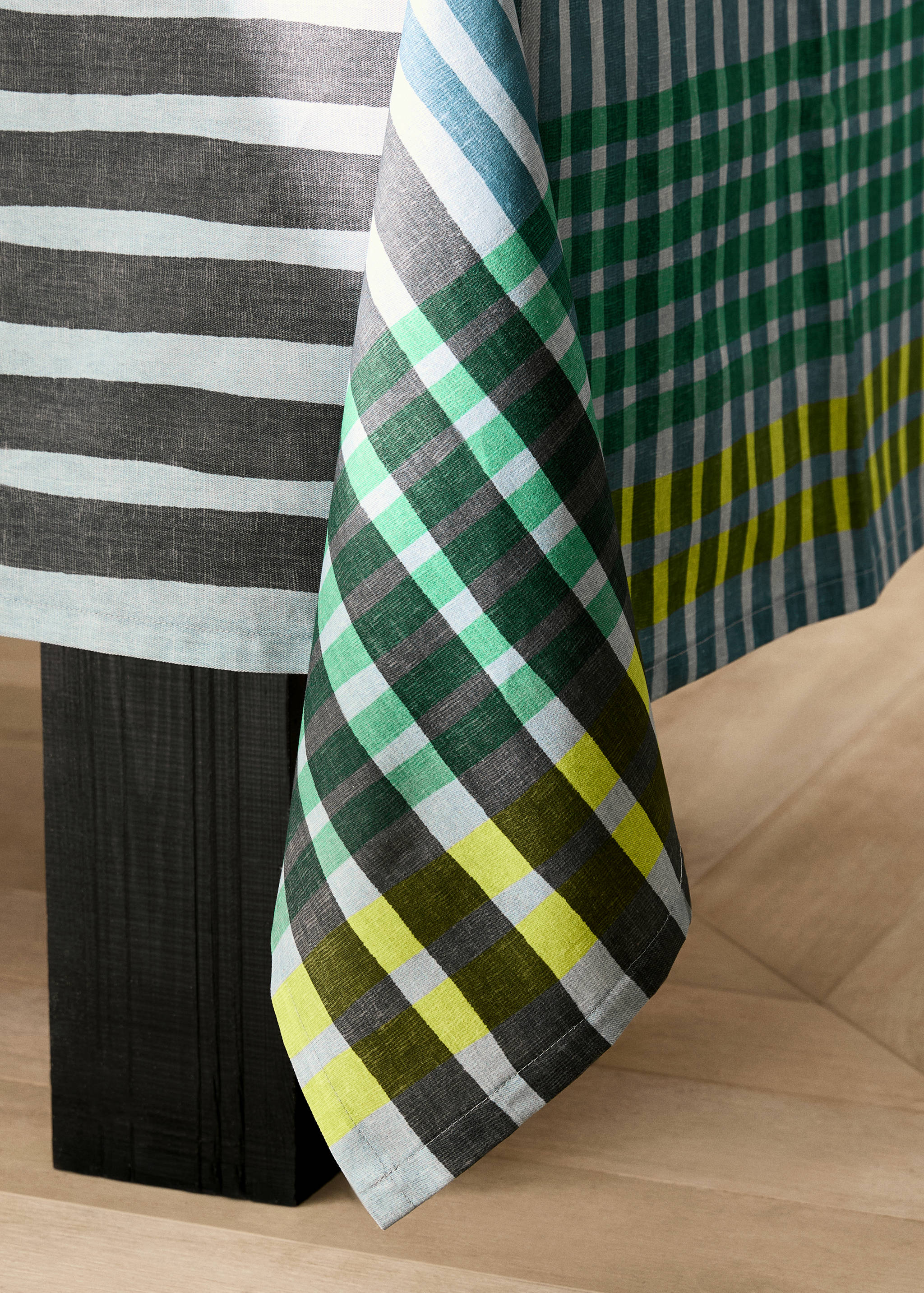 Multi-coloured printed cotton tablecloth for 6 to 8 diners - Details of the article 8