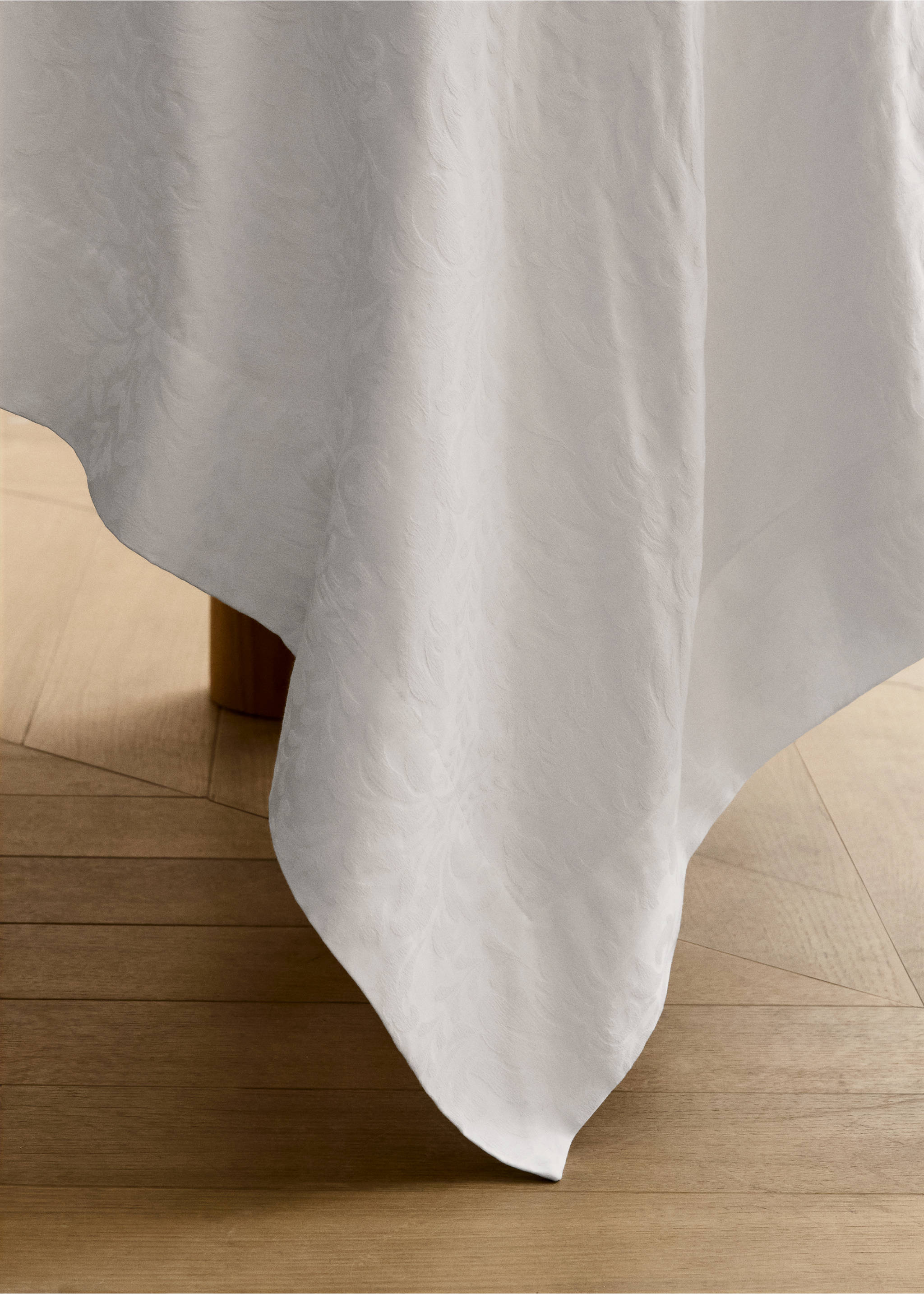 Floral jacquard cotton tablecloth for 6 to 8 guests - Details of the article 7, White. Ref: 87032960-00.