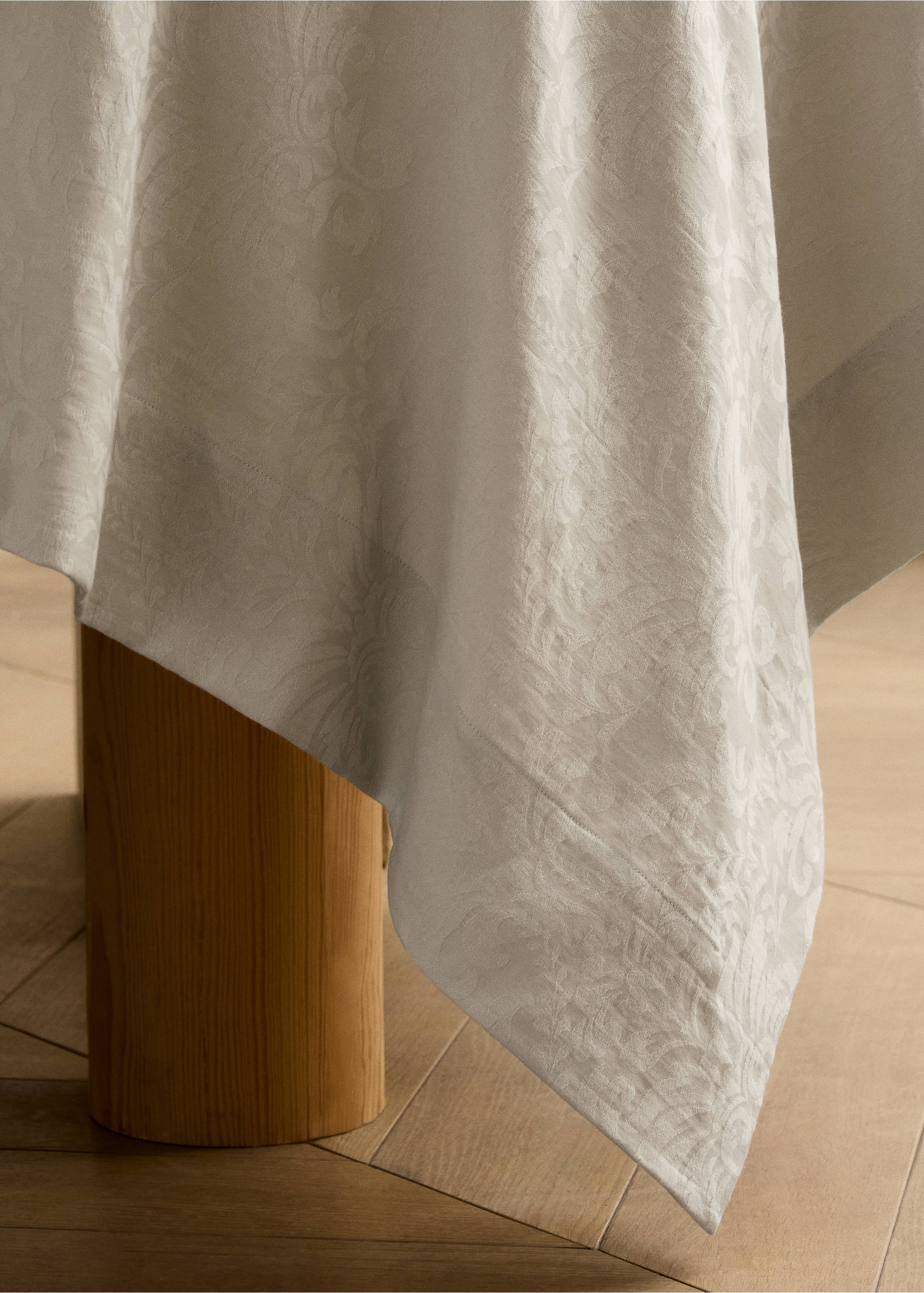 Floral jacquard cotton tablecloth for 6 to 8 guests - Details of the article 7, Beige. Ref: 87032960-00.