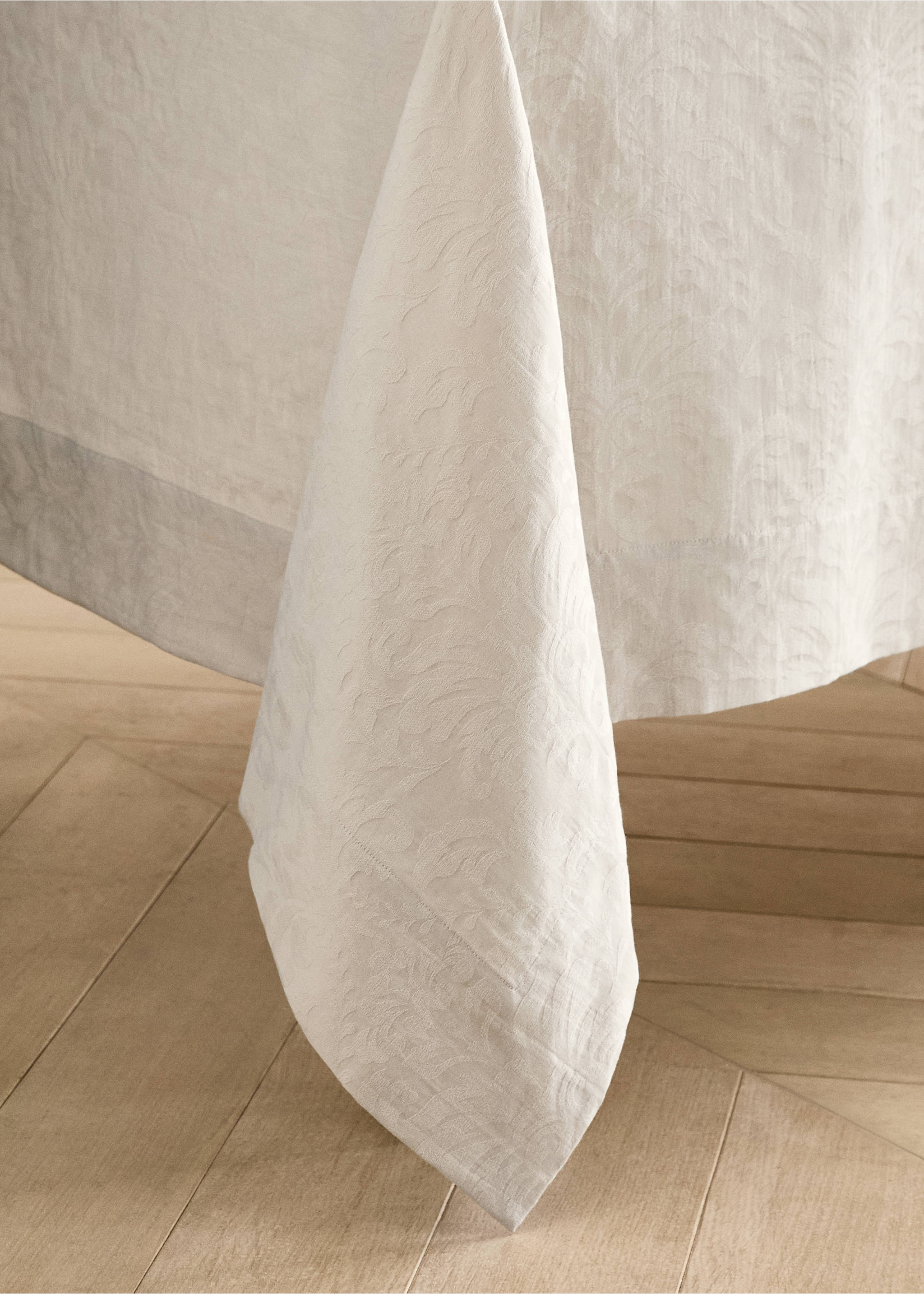 Floral jacquard cotton tablecloth for 6 to 8 guests - Details of the article 8, Beige. Ref: 87032960-00.