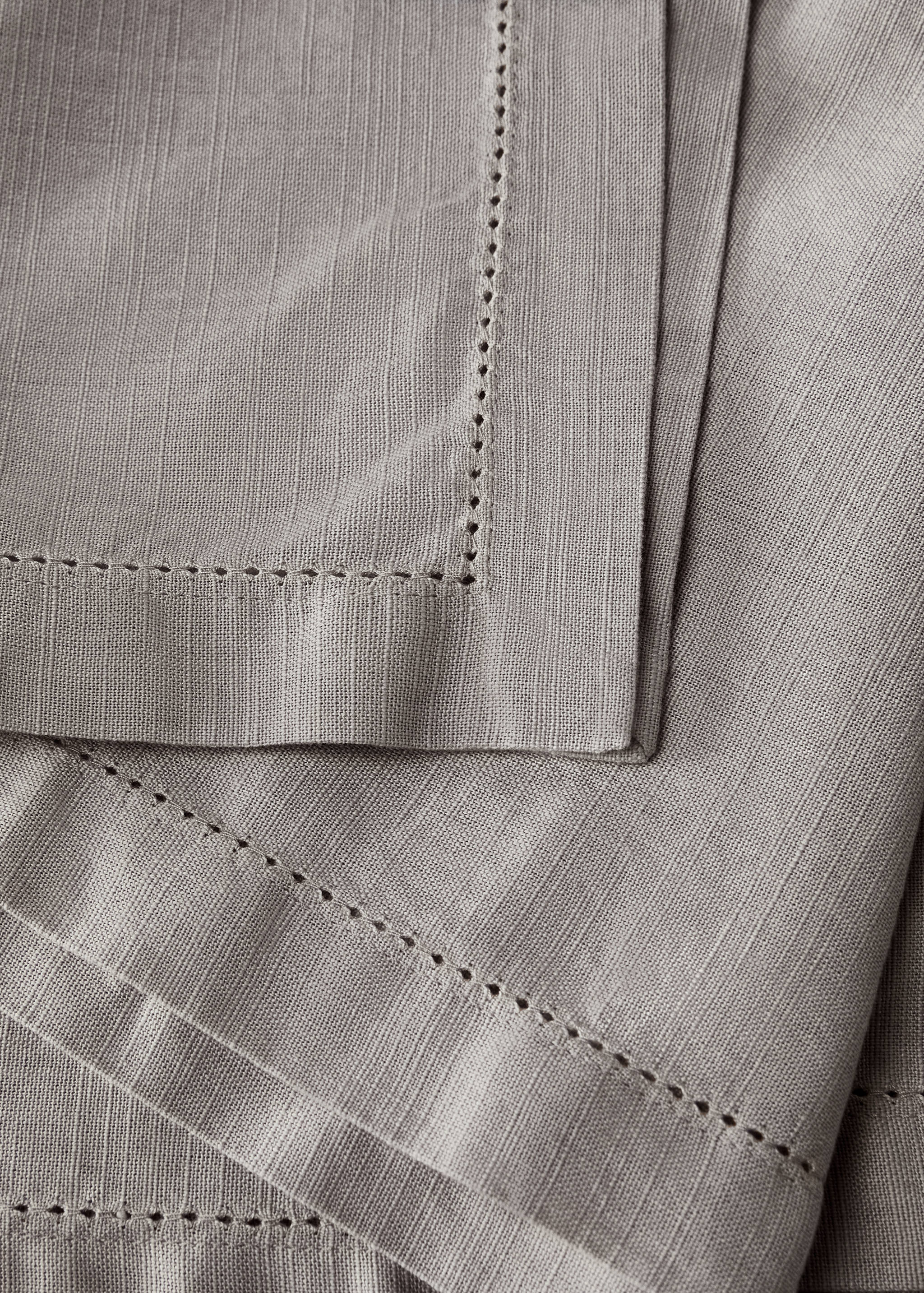 Cotton vanilla tablecloth for 2 to 4 diners - Details of the article 1