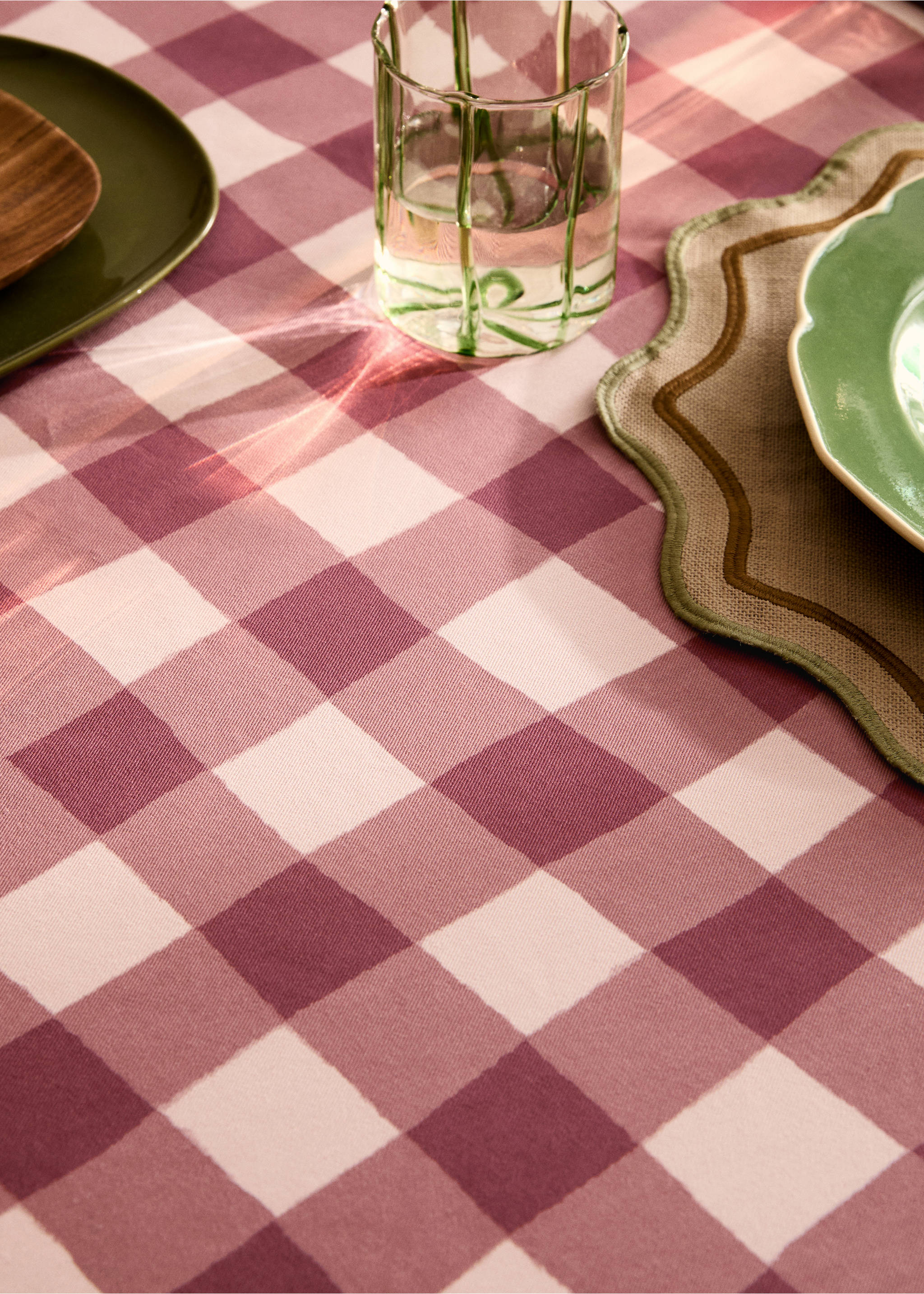 Check cotton tablecloth for 6 to 8 diners - Details of the article 7, Plum. Ref: 87032972-00.