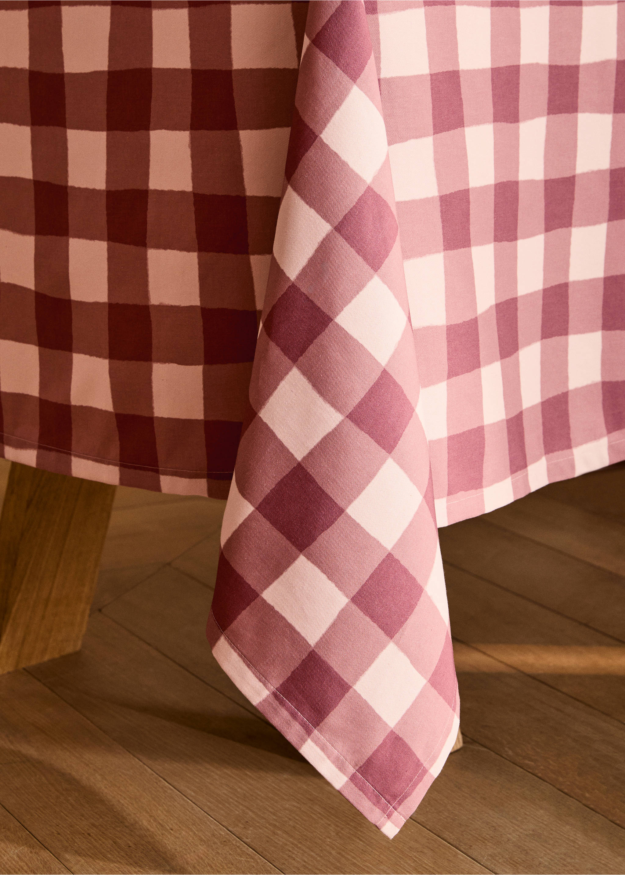 Check cotton tablecloth for 6 to 8 diners - Details of the article 8, Plum. Ref: 87032972-00.