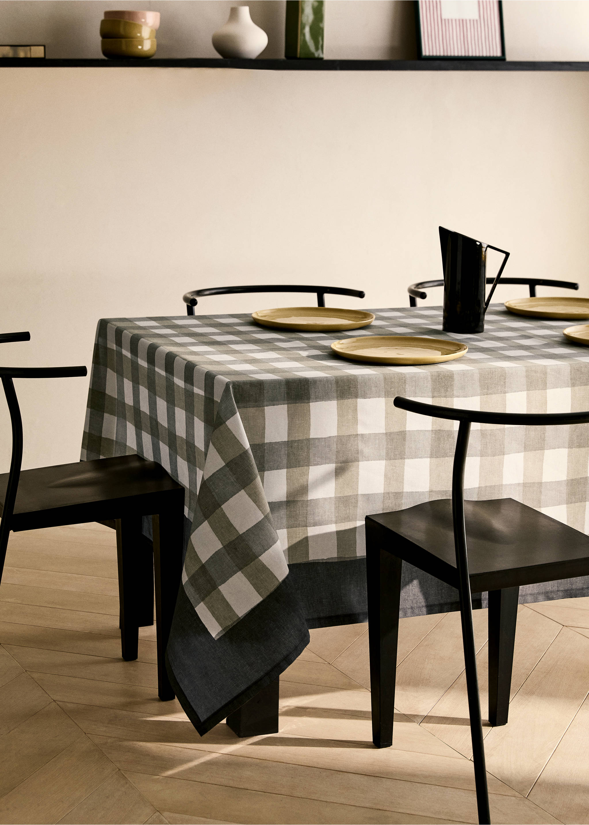 Round check-print cotton tablecloth for 6 to 8 diners - General plane, Medium Brown. Ref: 87032973-00.