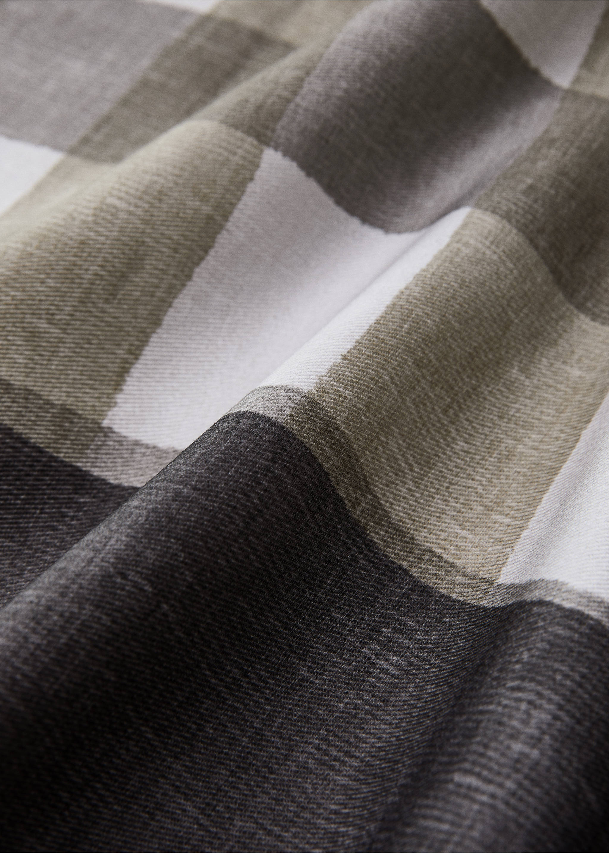 Round check-print cotton tablecloth for 6 to 8 diners - Details of the article 2, Medium Brown. Ref: 87032973-00.