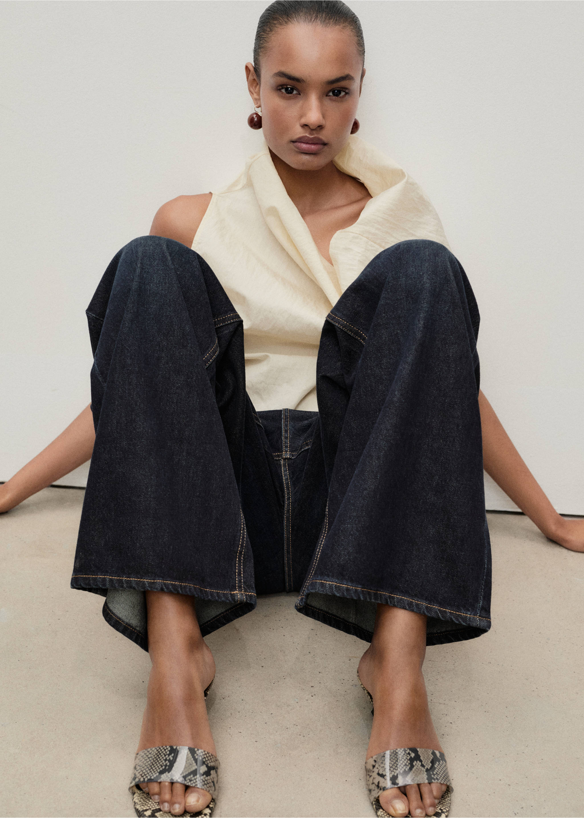 Low-rise rinse-wash wide leg jeans - Details of the article 2, Open Blue. Ref: 87033278-00.
