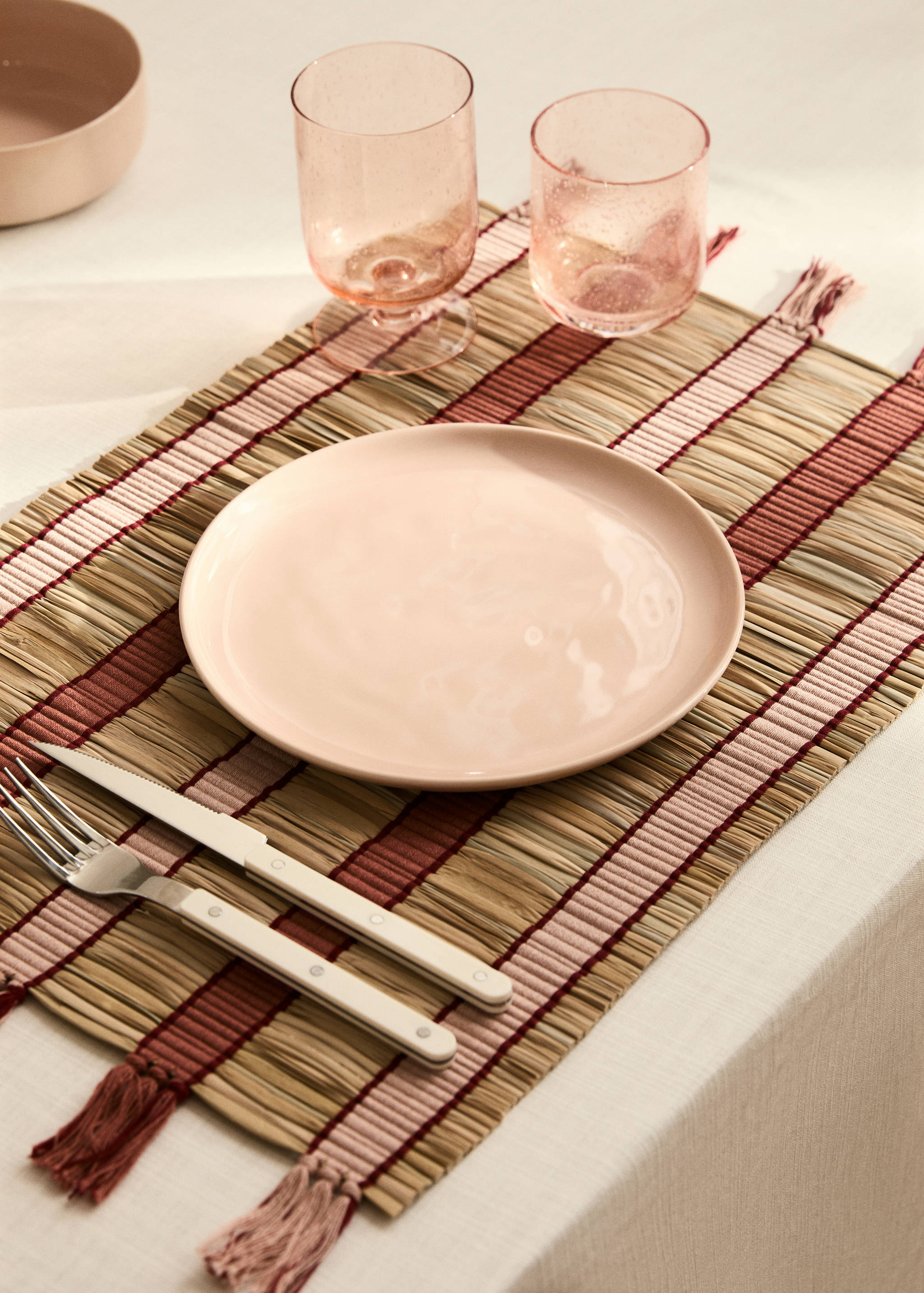 Striped raffia placemats - General plane