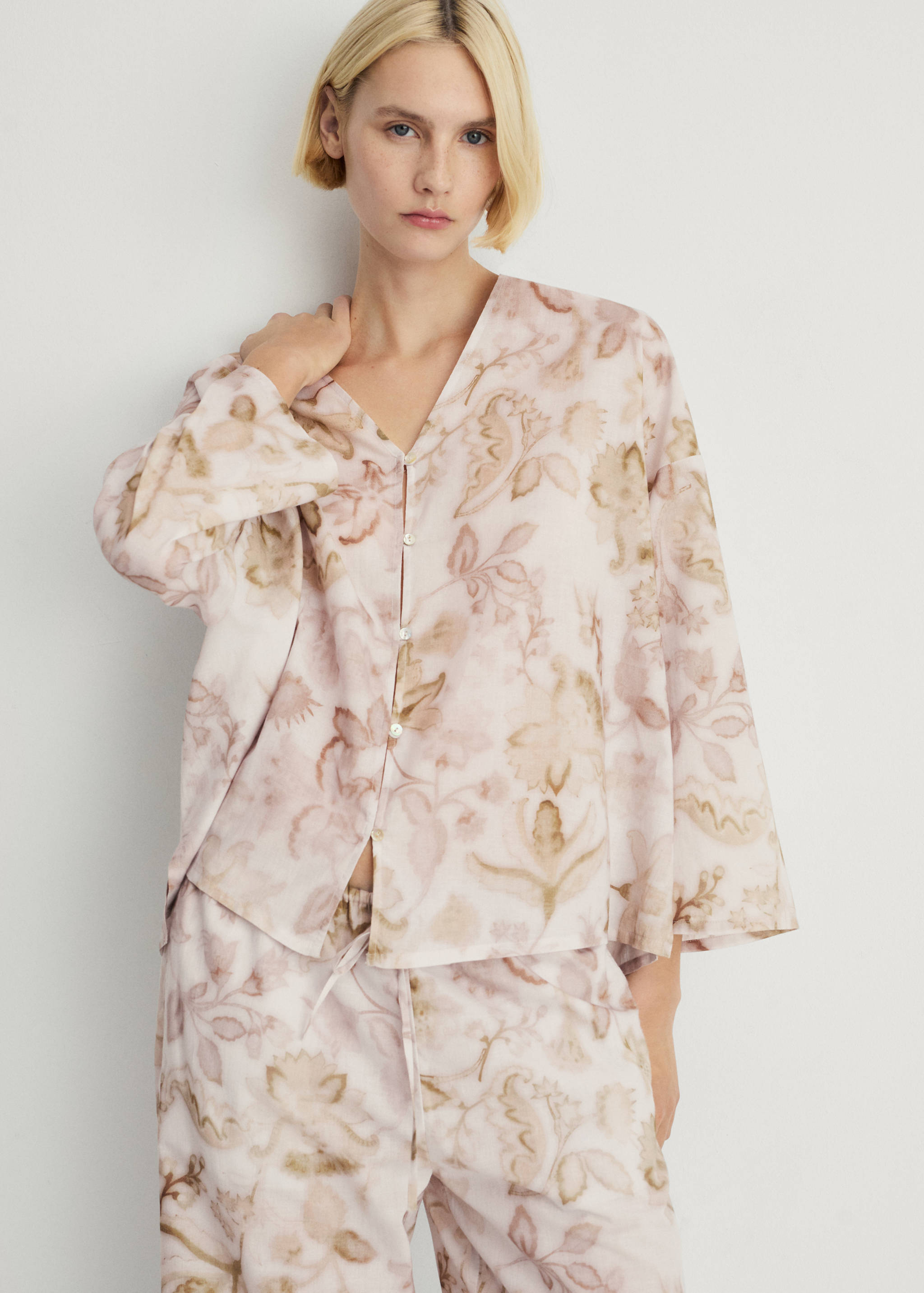 Camisa pijama detalle floral - Plano medio
