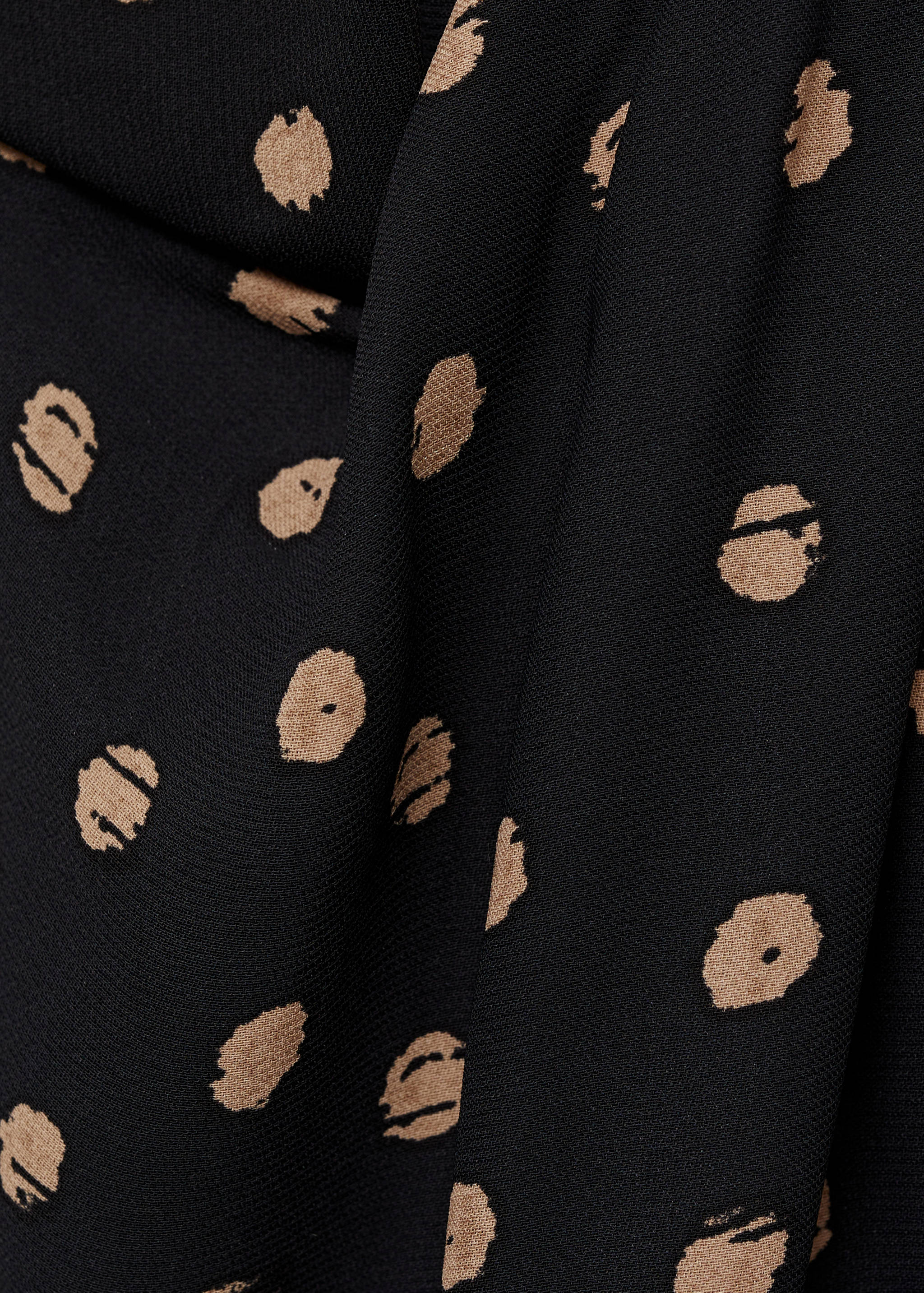 Pöttyös blúz lágyan eső nyakrésszel - A termék adatai 8