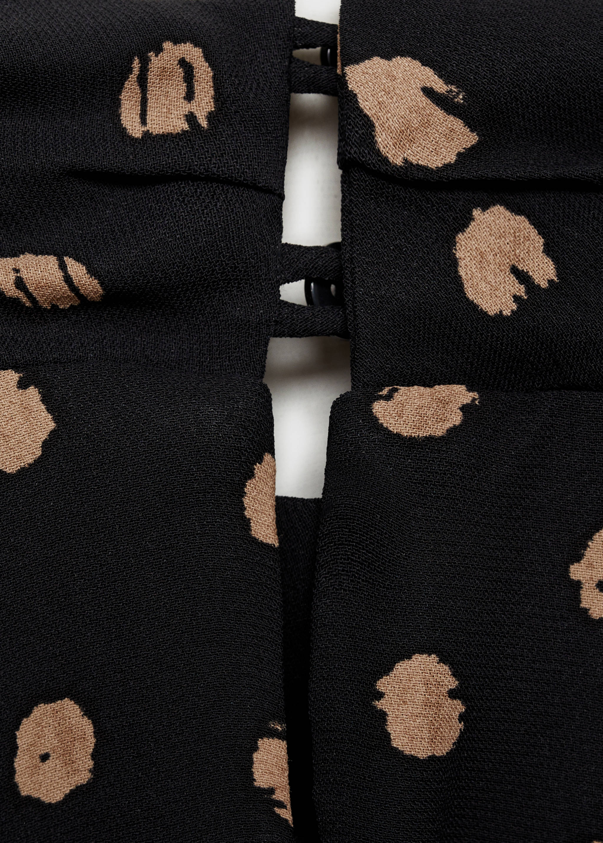 Pöttyös blúz lágyan eső nyakrésszel - A termék adatai 0